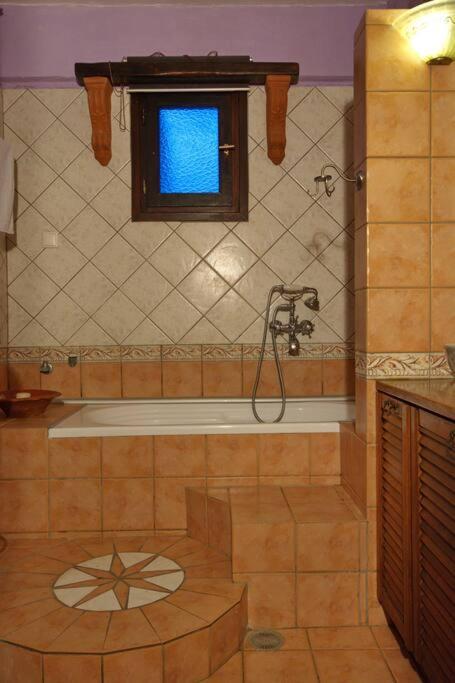 One-Bedroom House - Photo 2