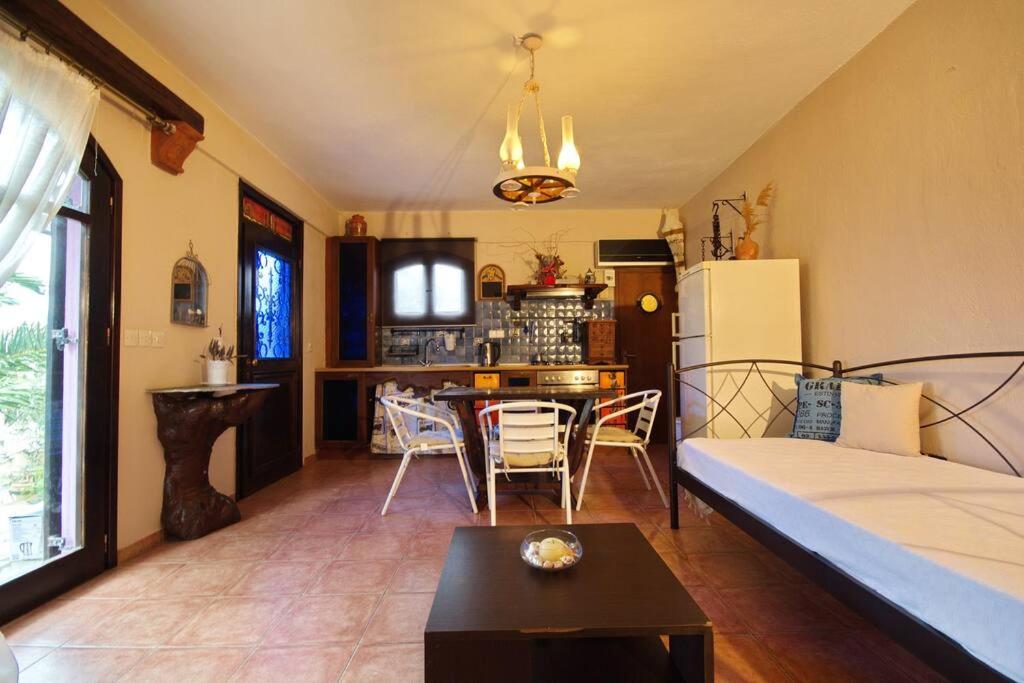 One-Bedroom House - Photo 25