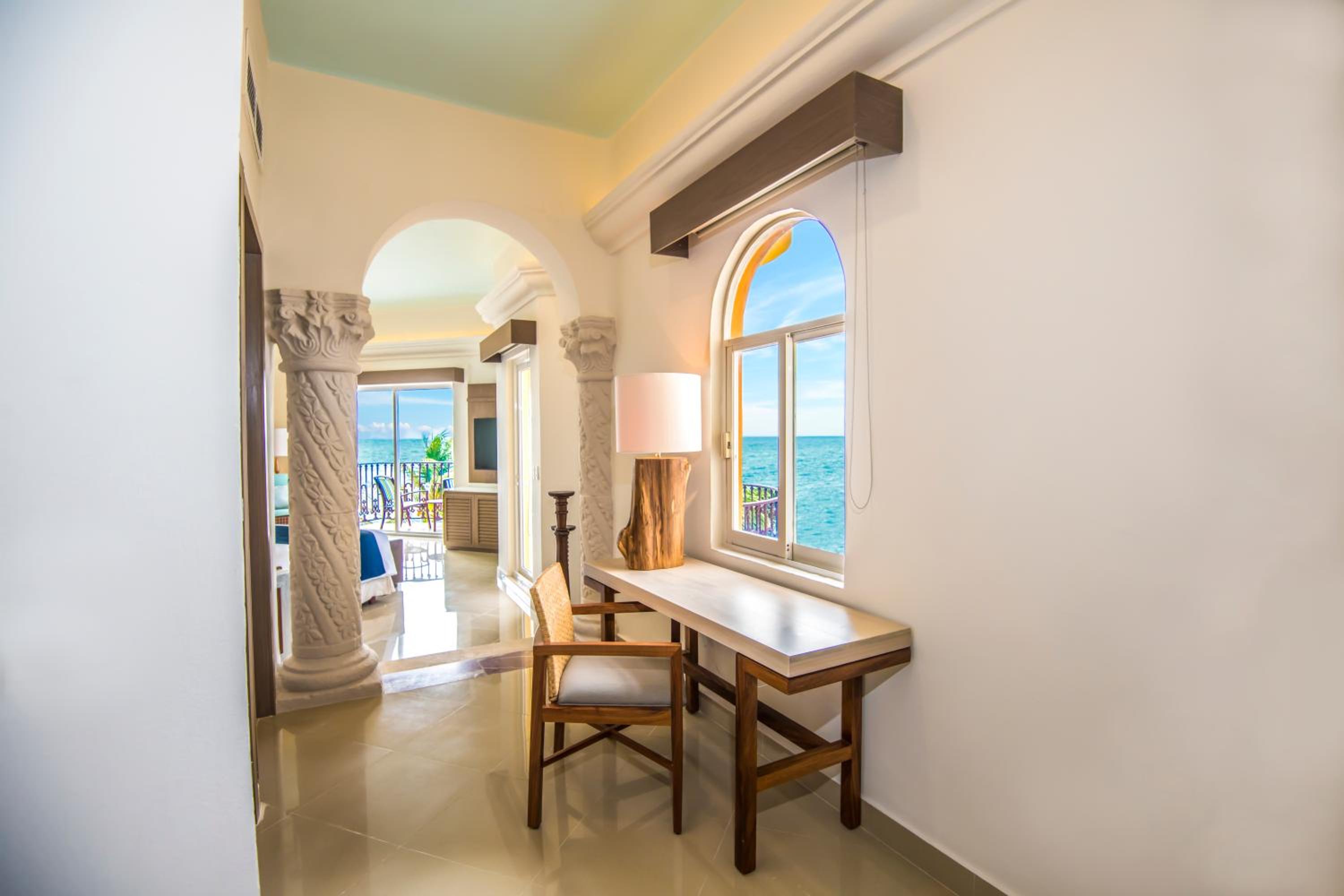 Master One Bedroom Premium Suite, 1 King Bed, Oceanfront  - Photo 5