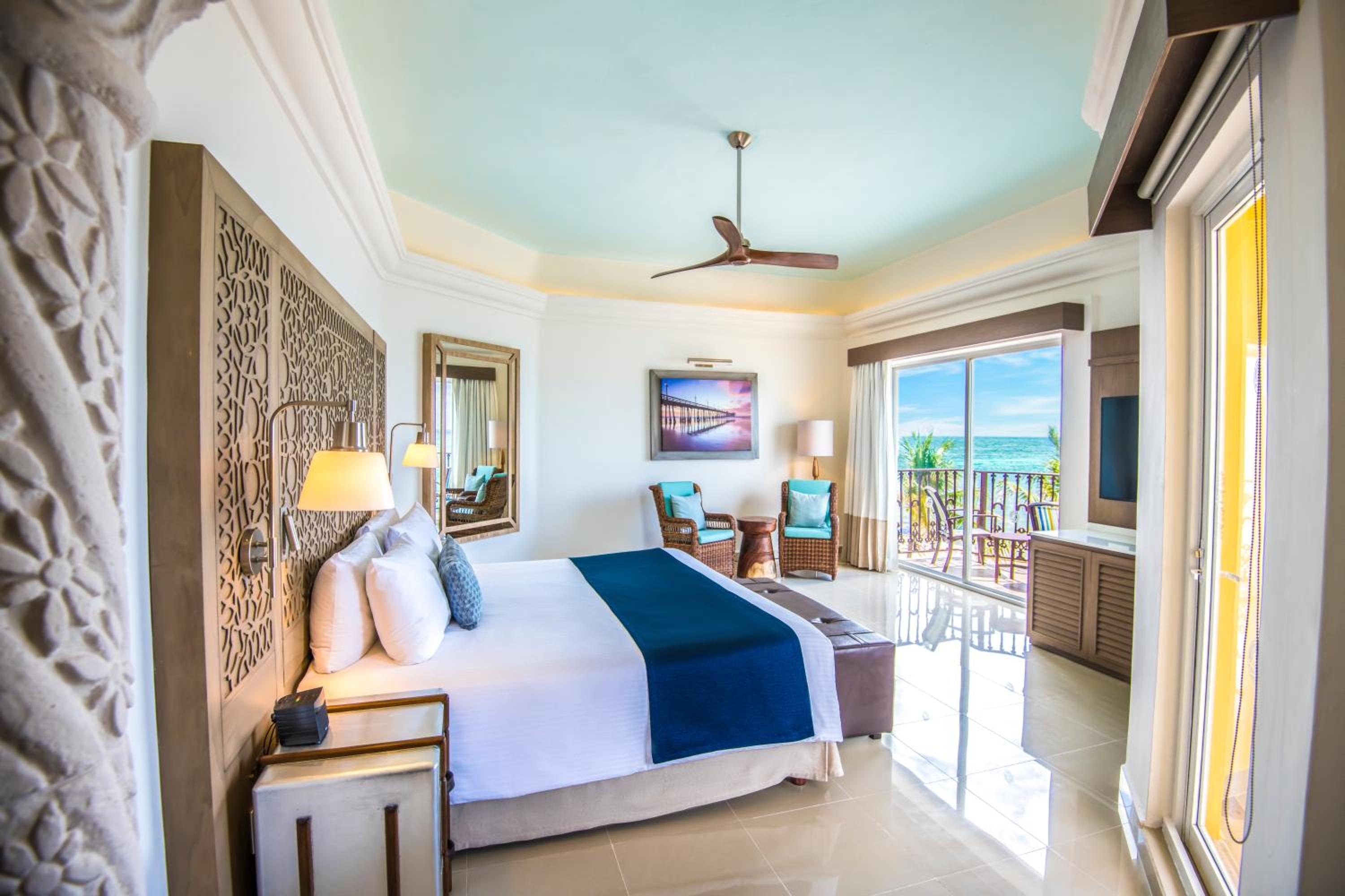 Master One Bedroom Premium Suite, 1 King Bed, Oceanfront  - Photo 7