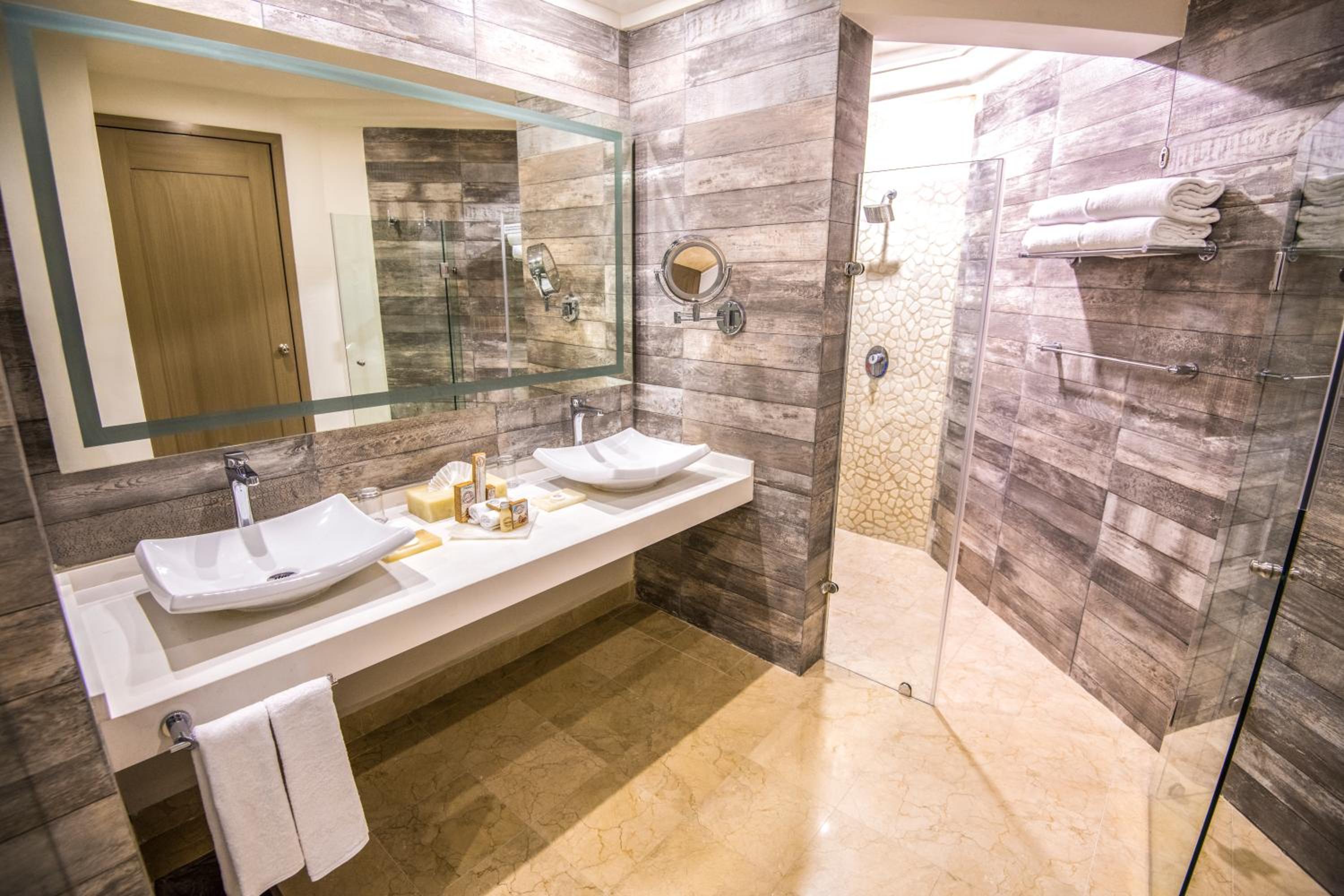 Master One Bedroom Premium Suite, 1 King Bed, Oceanfront  - Photo 4