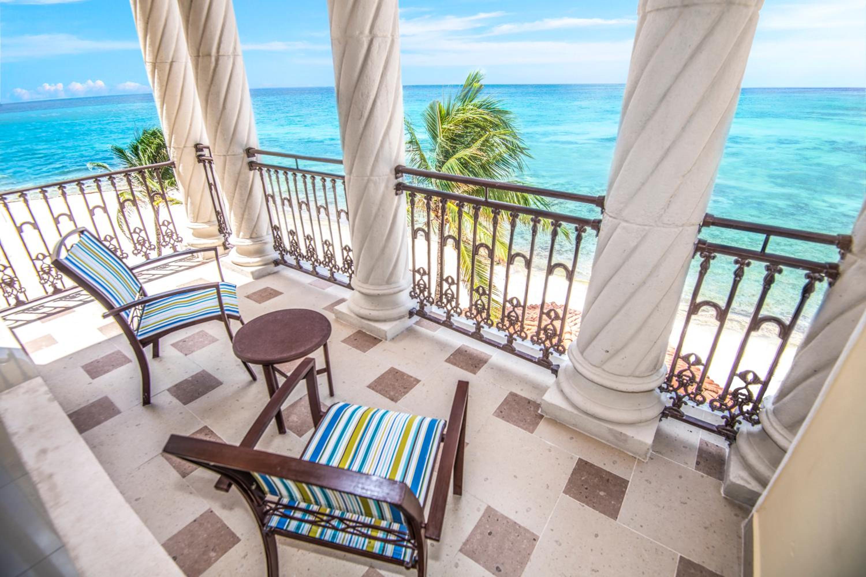 Master One Bedroom Premium Suite, 1 King Bed, Oceanfront  - Photo 2