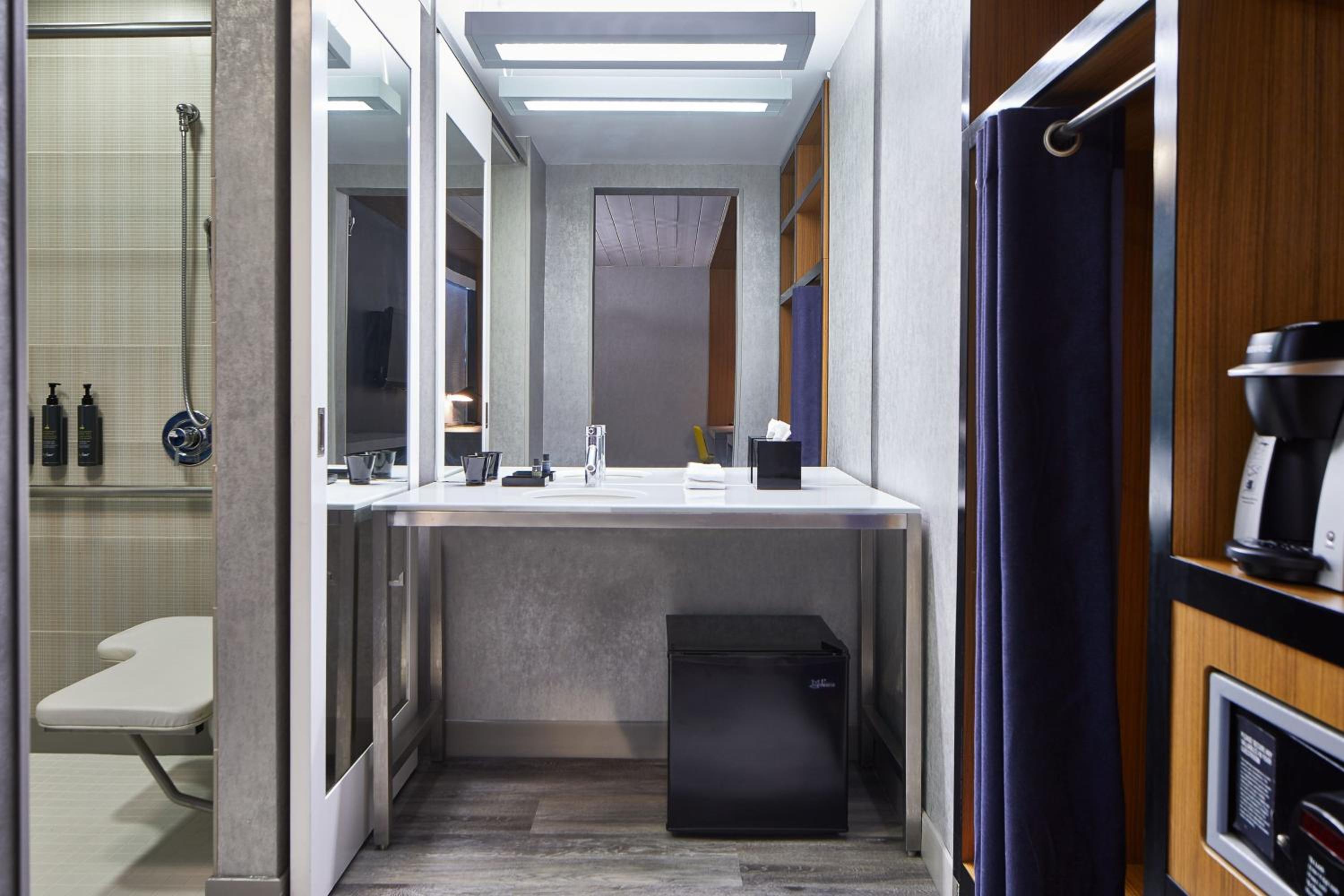 Aloft, Guest room, 1 King - Photo 6