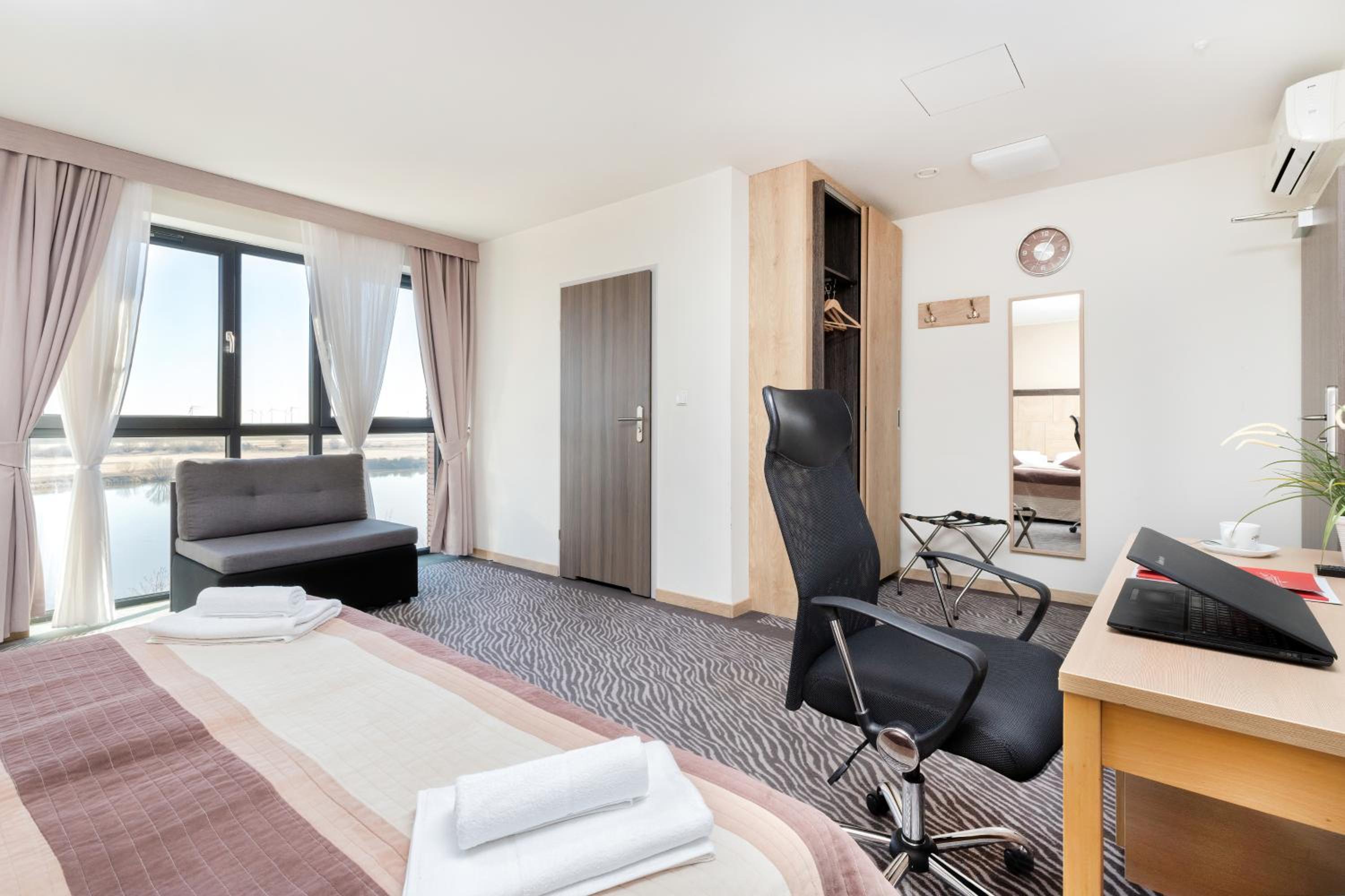 Business Double Room - Photo 1