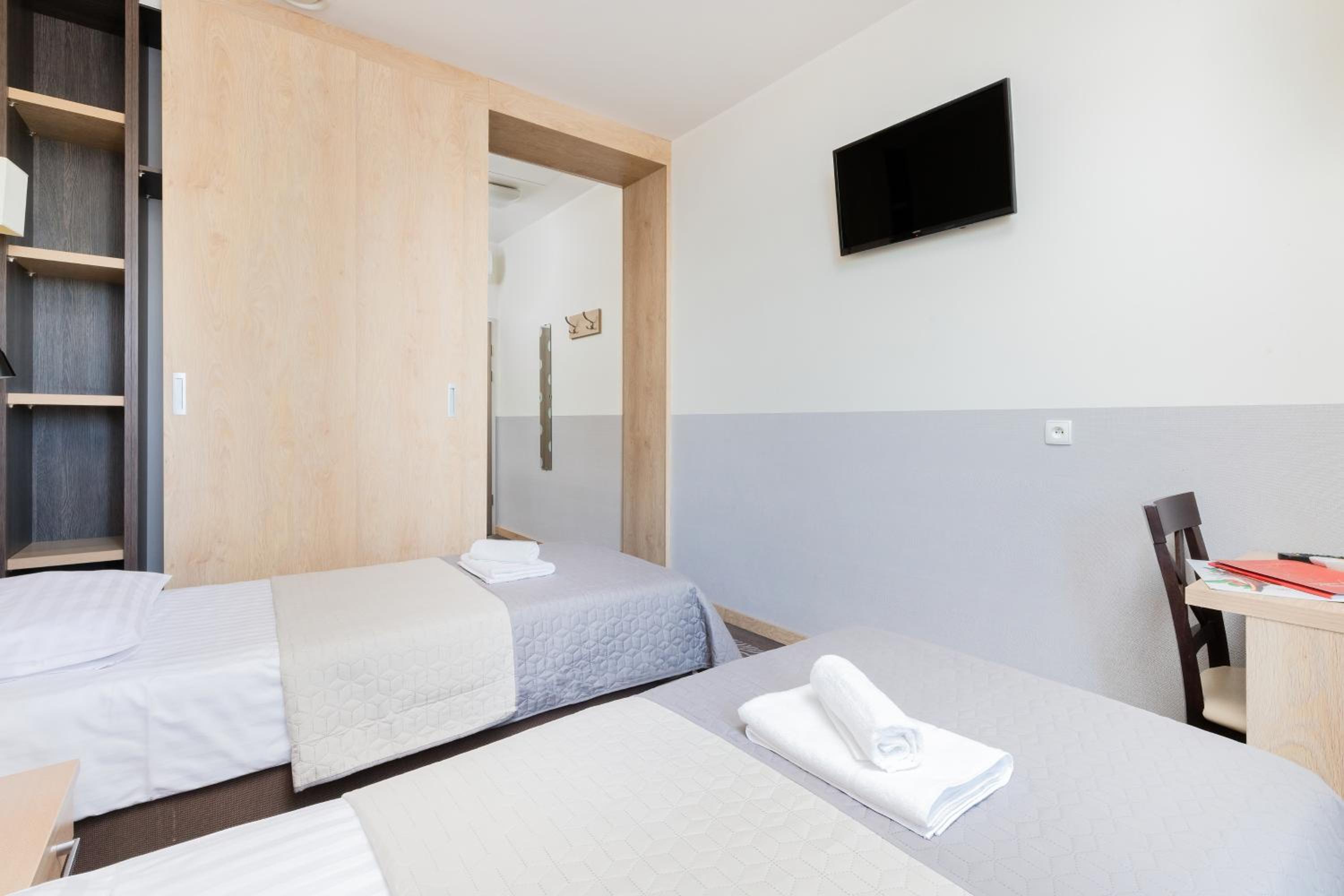 Standard Double or Twin Room - Photo 6