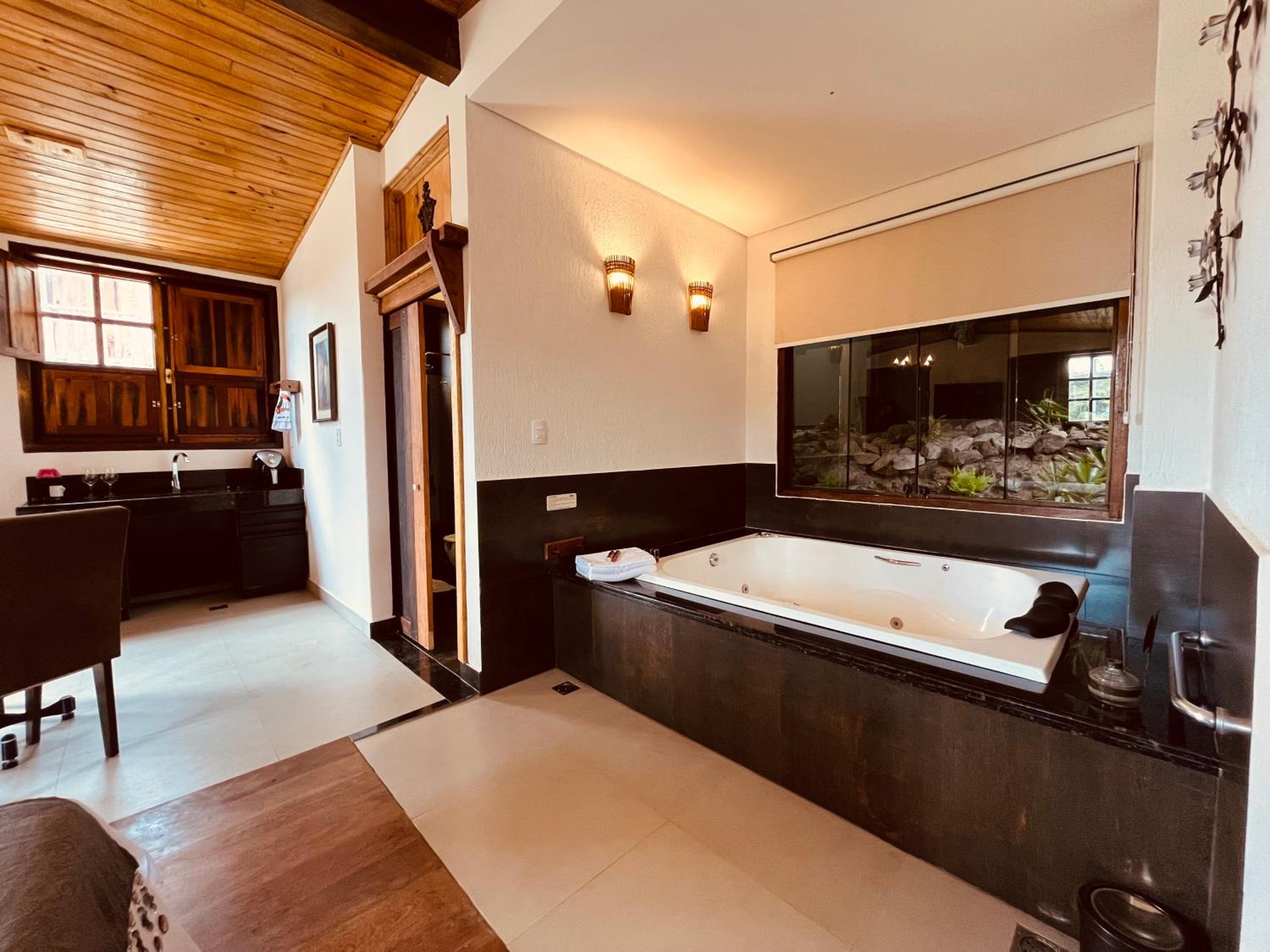 Deluxe Suite with Spa Bath photo 3