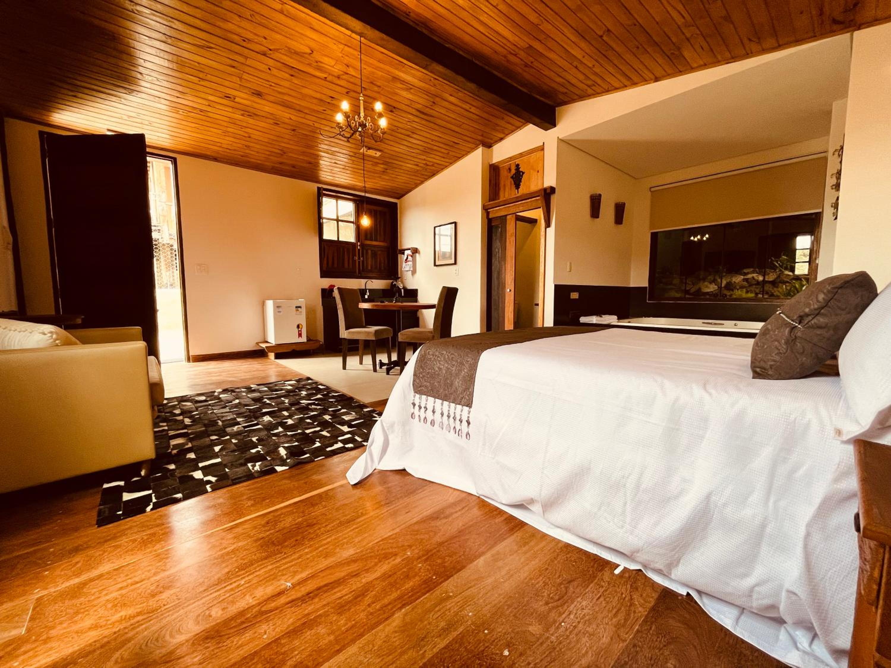 Deluxe Suite with Spa Bath photo 3