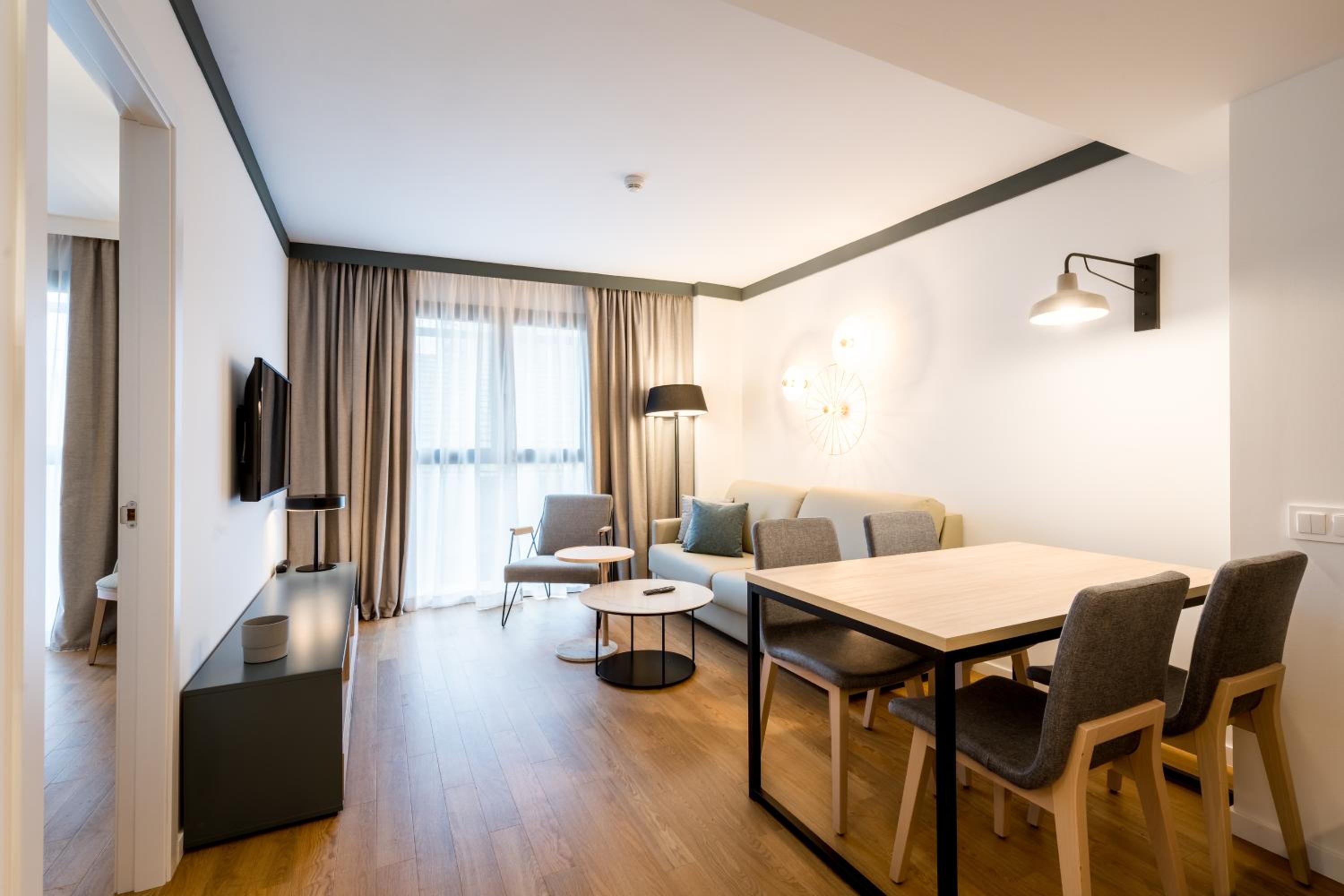 Executive One-Bedroom Apartment - Queen Bed - Photo 4