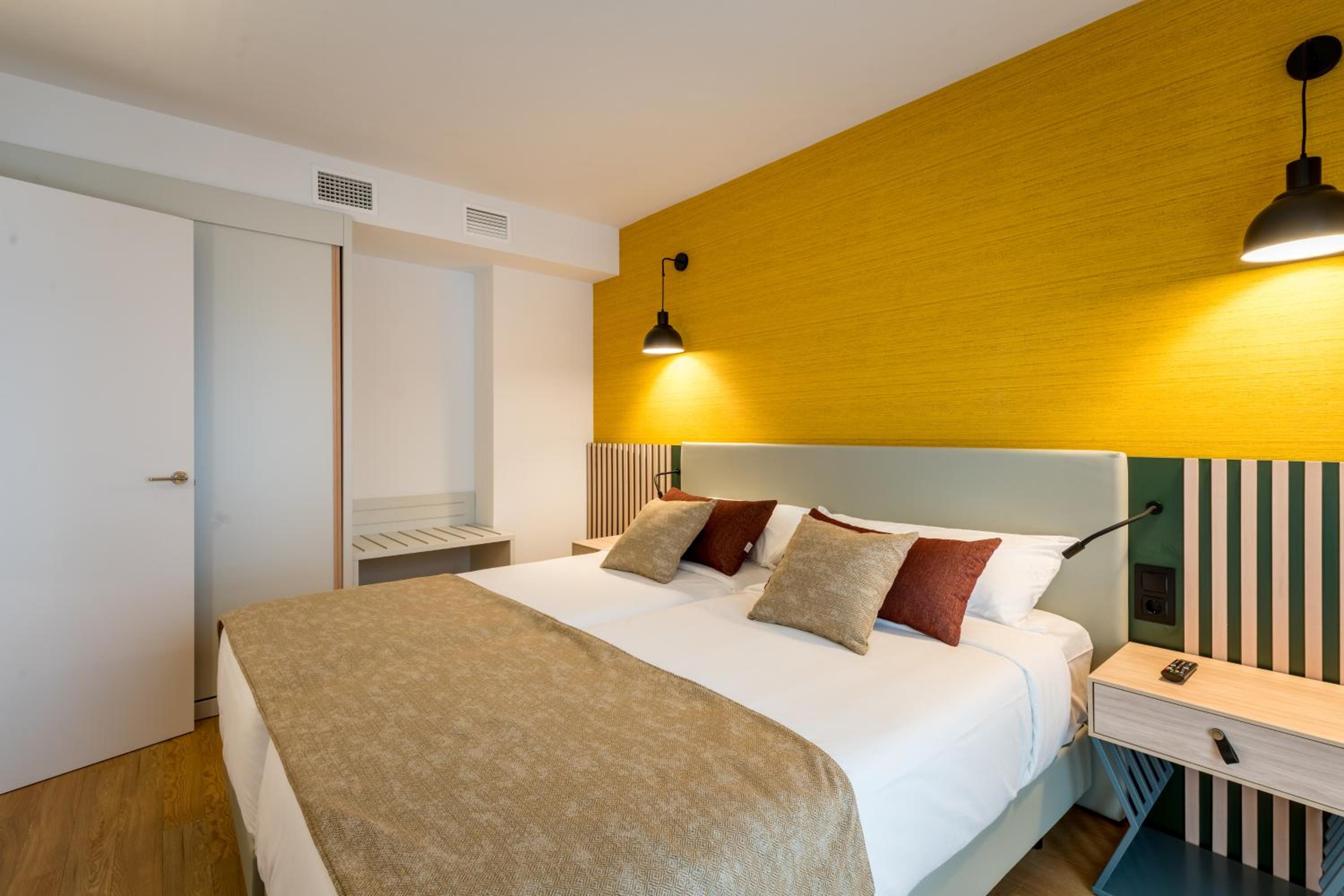 Executive One-Bedroom Apartment - Twin Beds - Photo 6