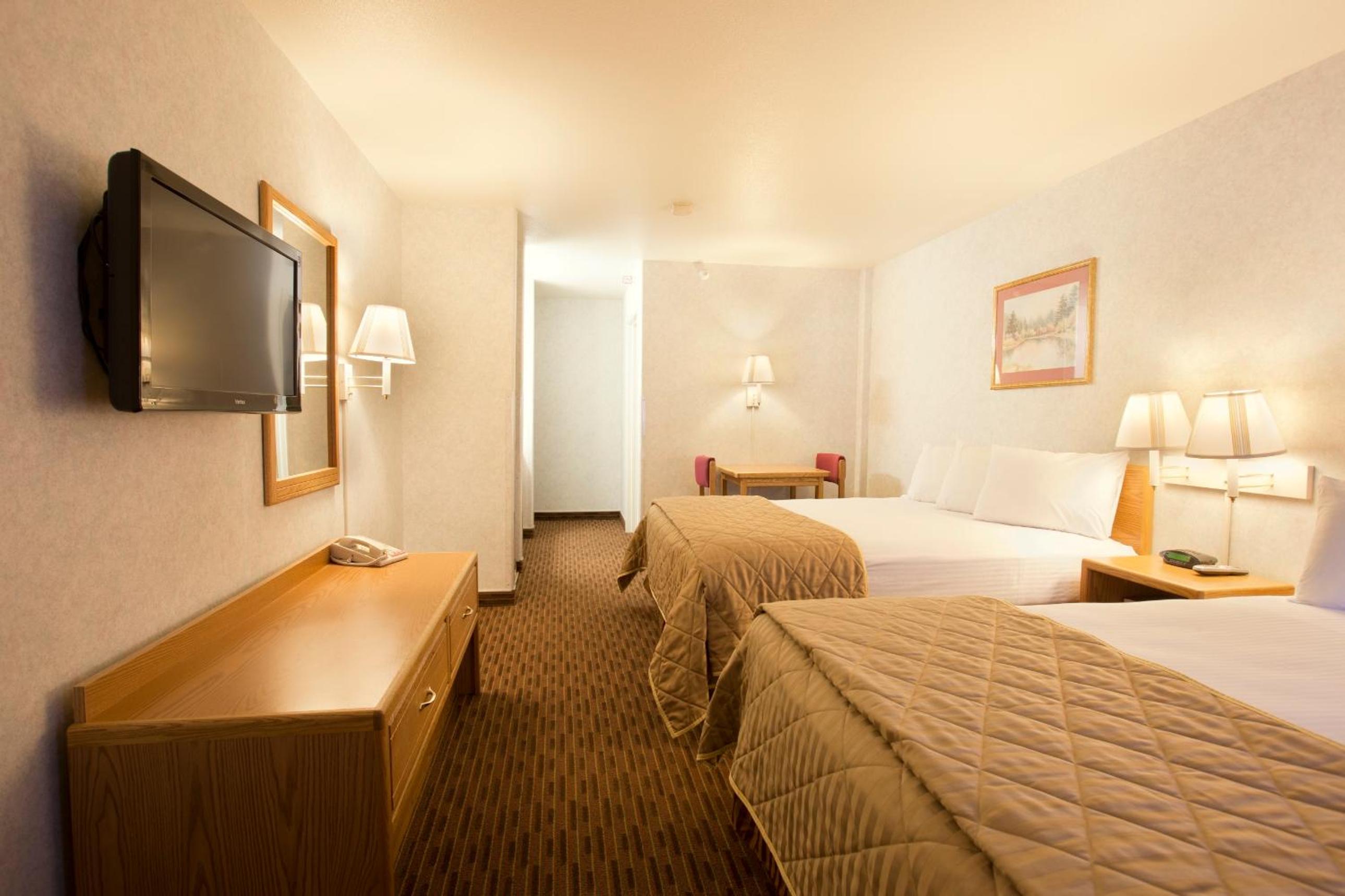 Queen Room with Two Queen Beds photo 2