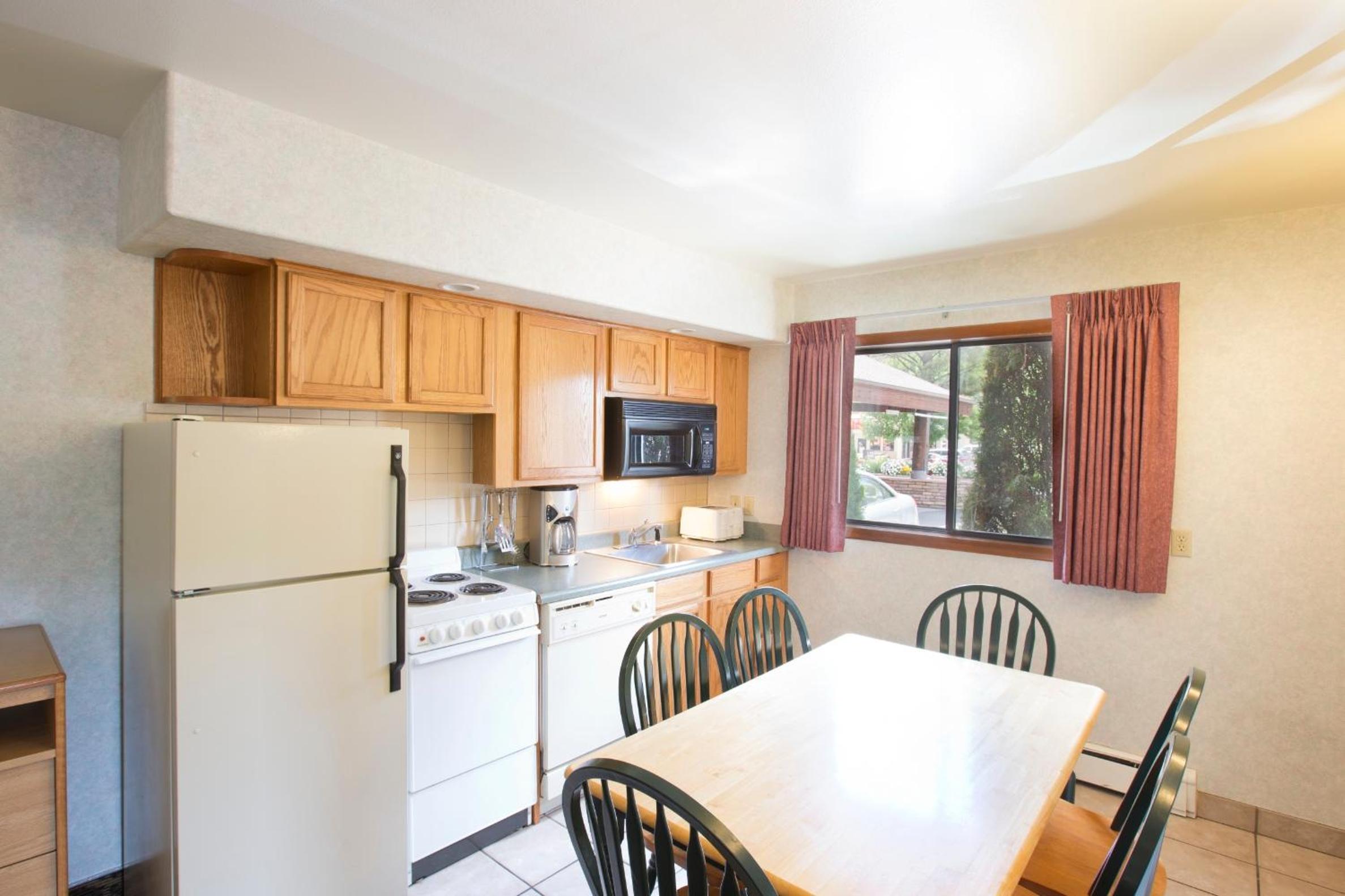 Three Queen Beds with Kitchen photo 3