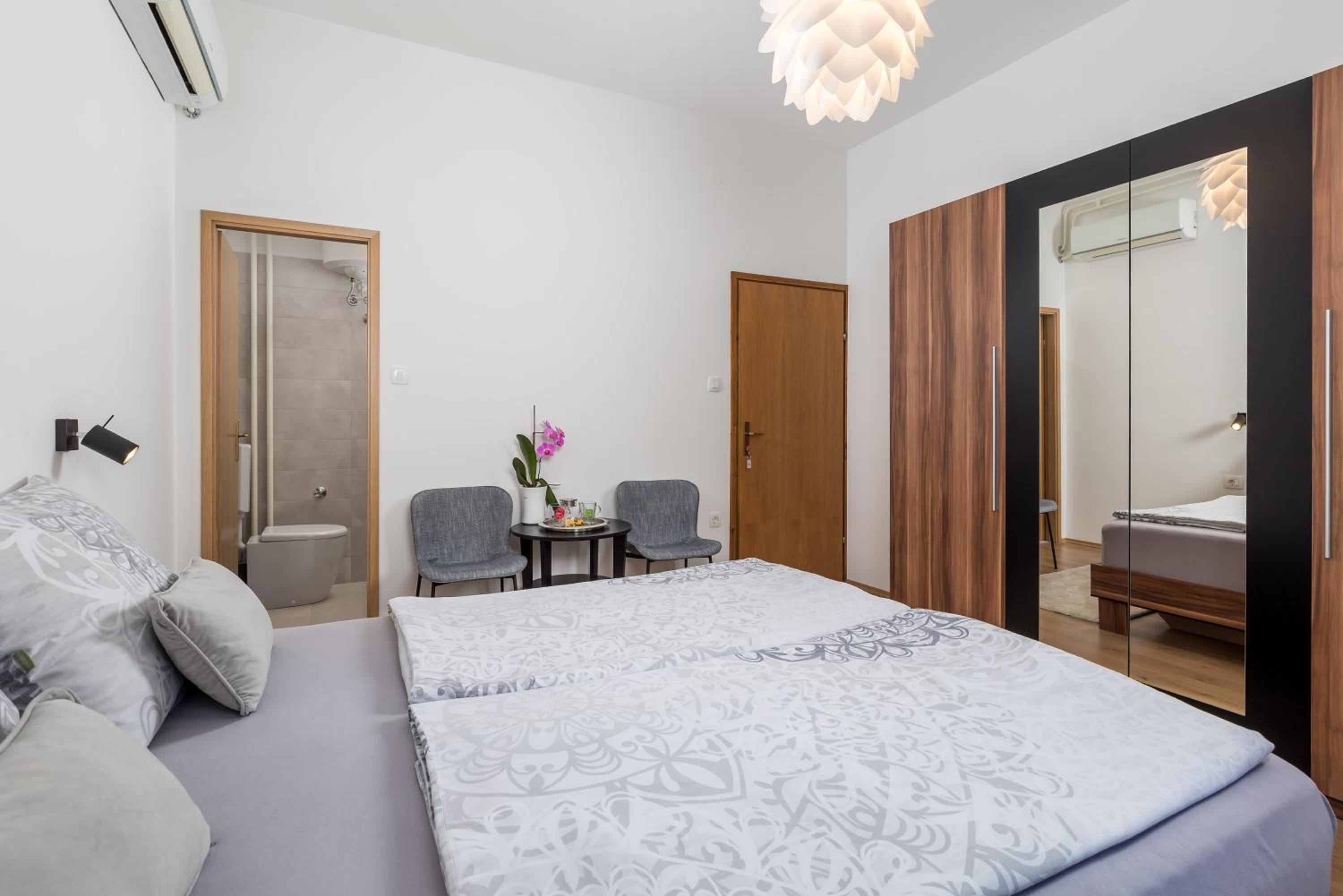 Standard King Room photo 2