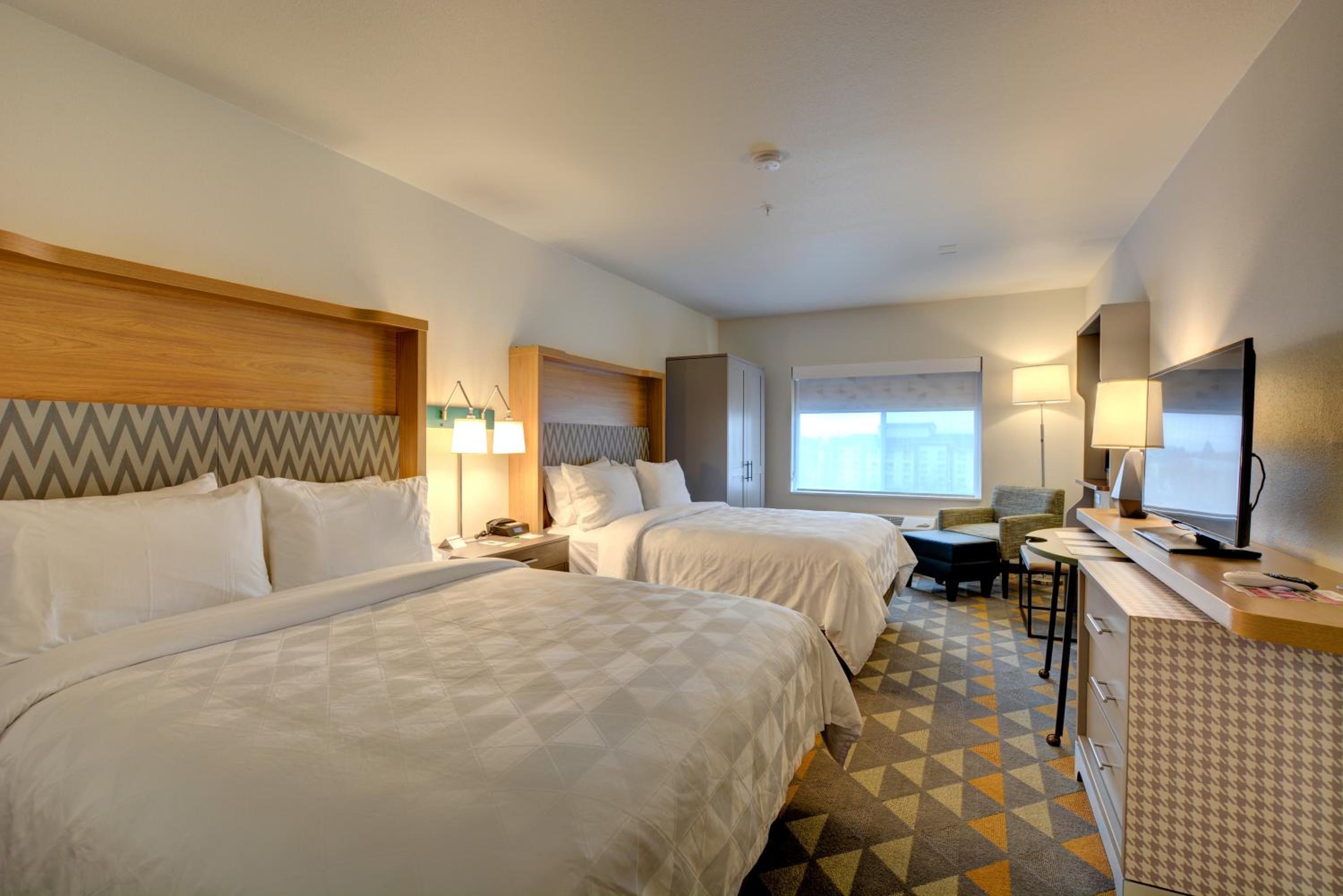 Standard Queen Room with Two Queen Beds - Photo 2