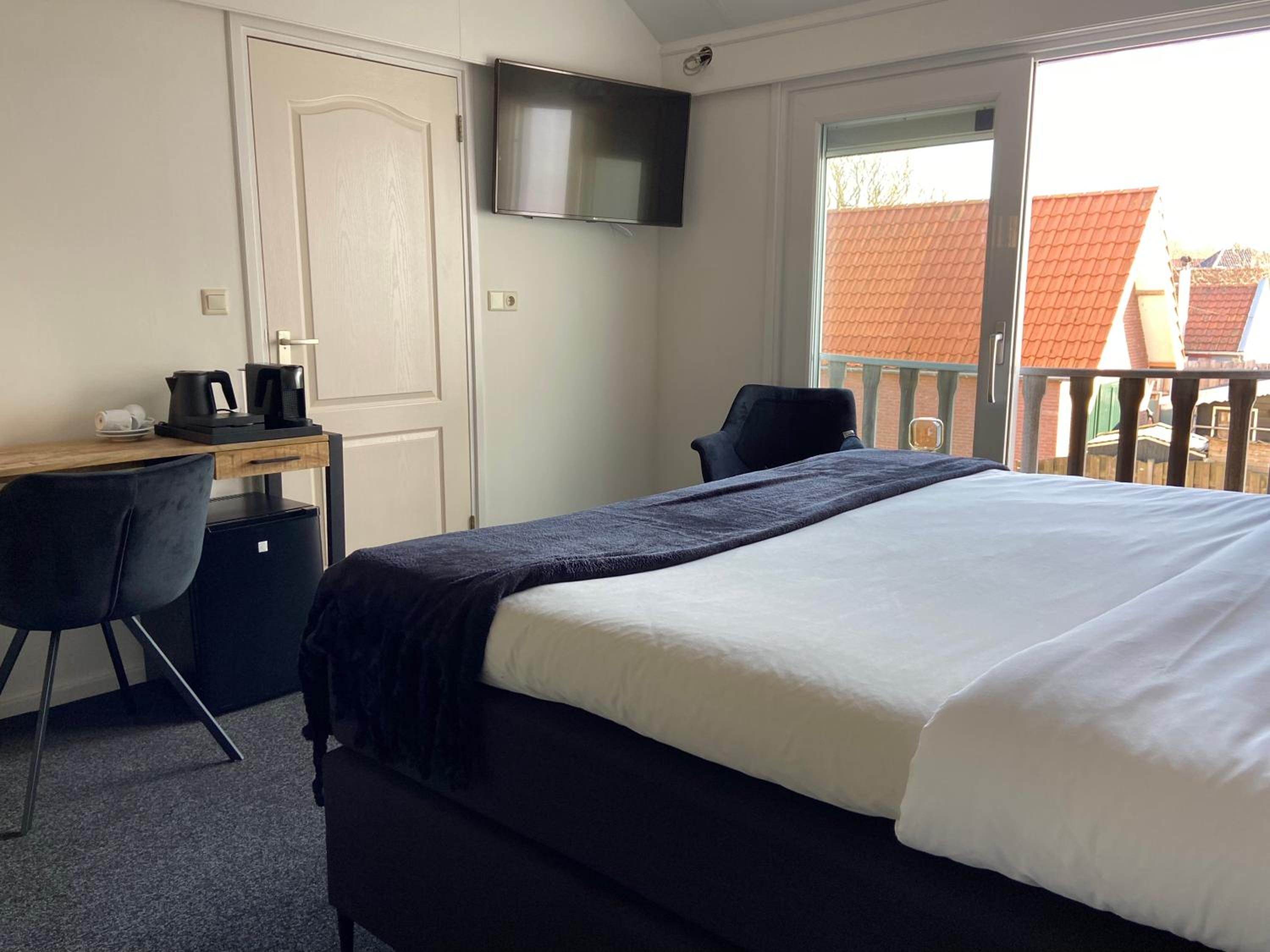 Standard Room With French Balcony - Photo 3