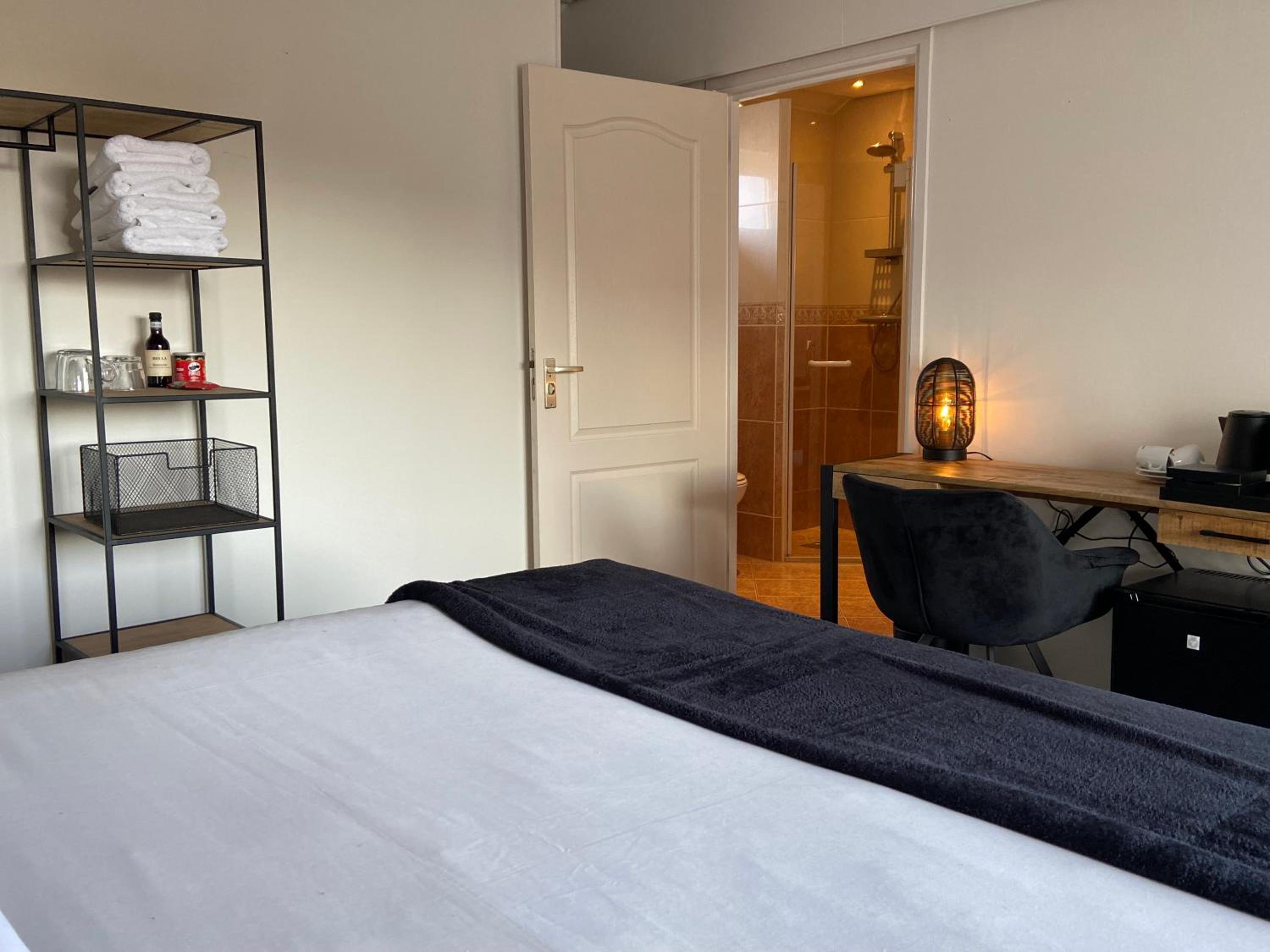 Standard Room With French Balcony - Photo 4
