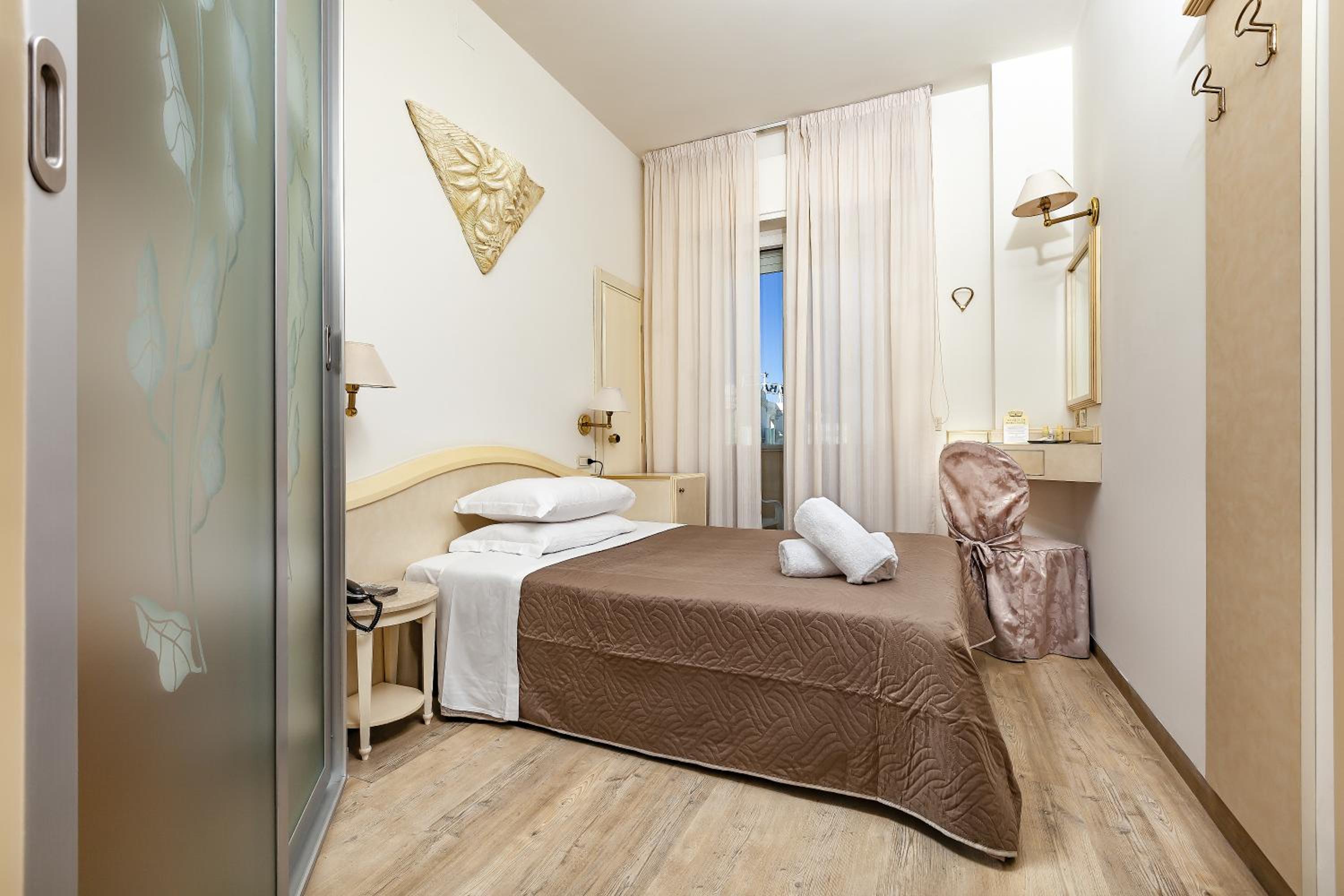 Small Double Room - Photo 3