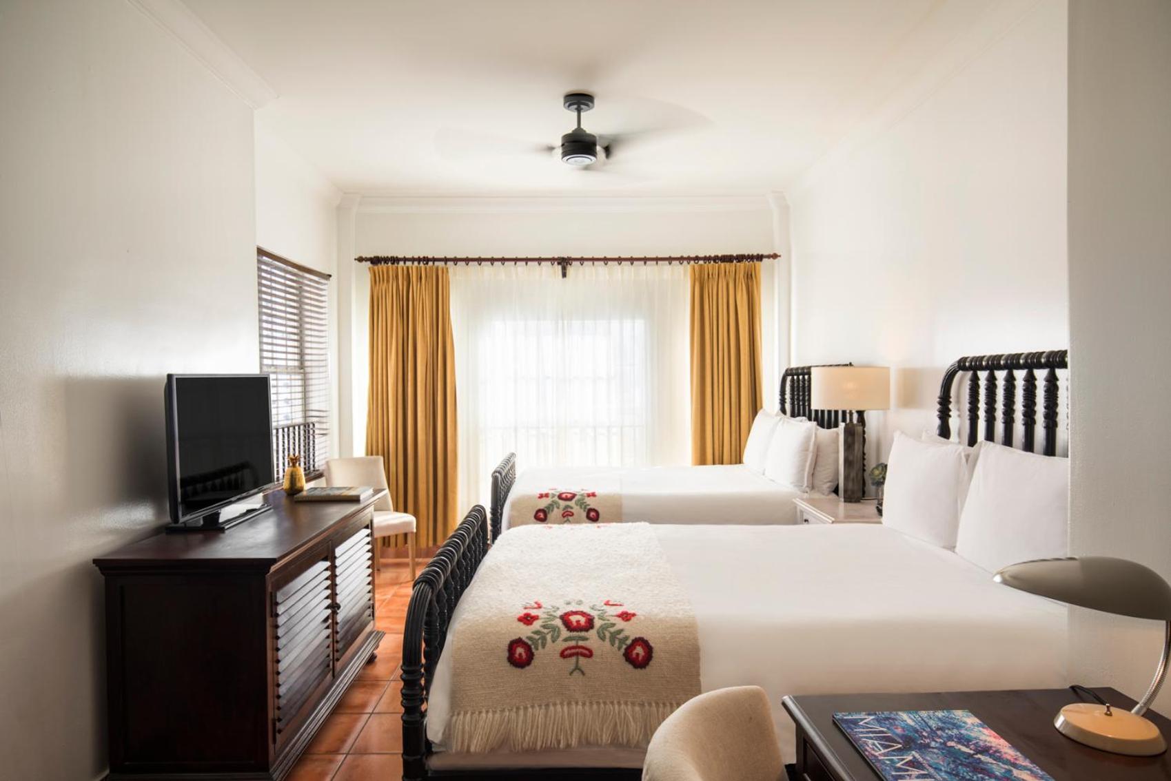 Double Room with Two Double Beds and District View - Photo 1