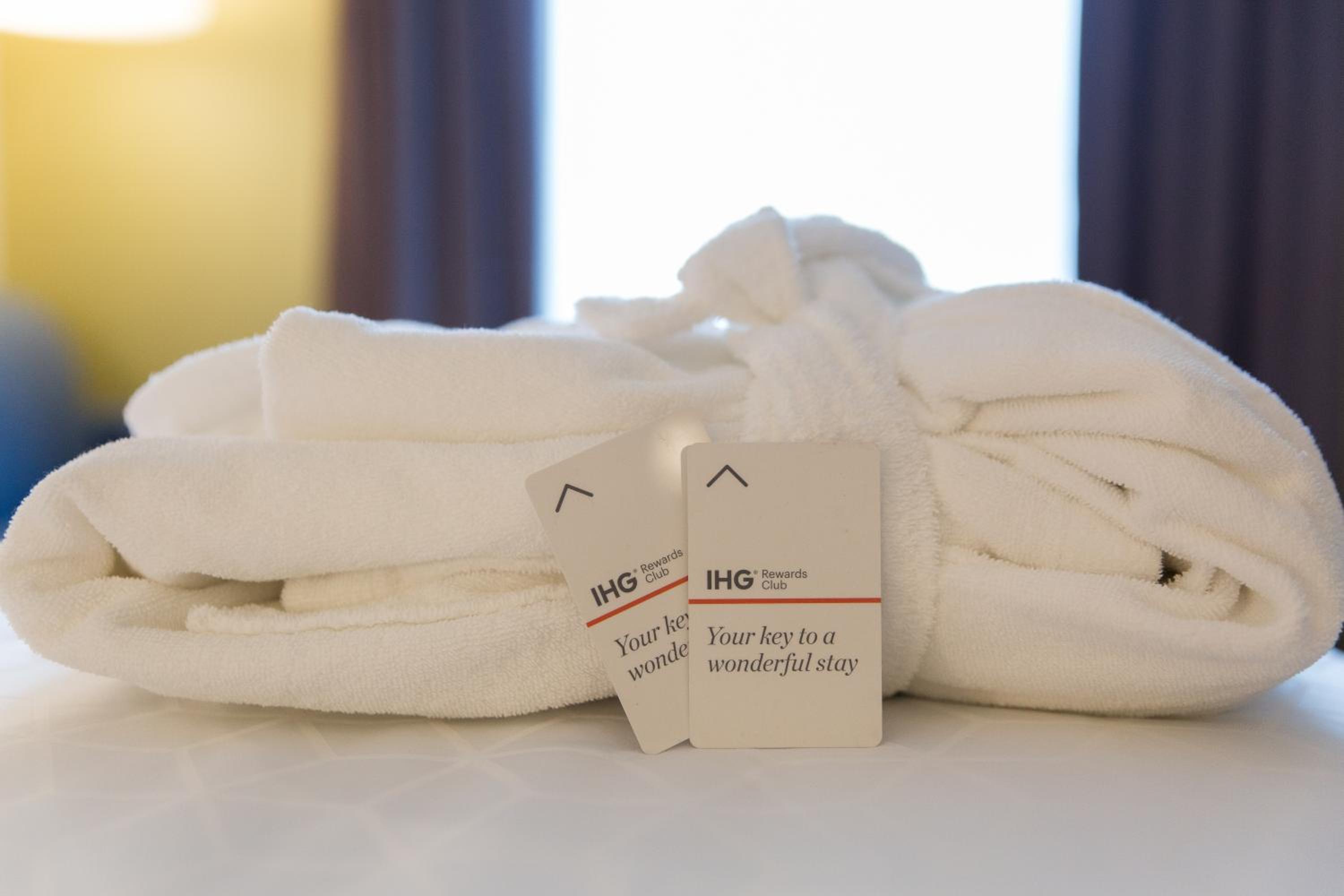 Queen Suite with Whirlpool - Non- Smoking - Photo 5