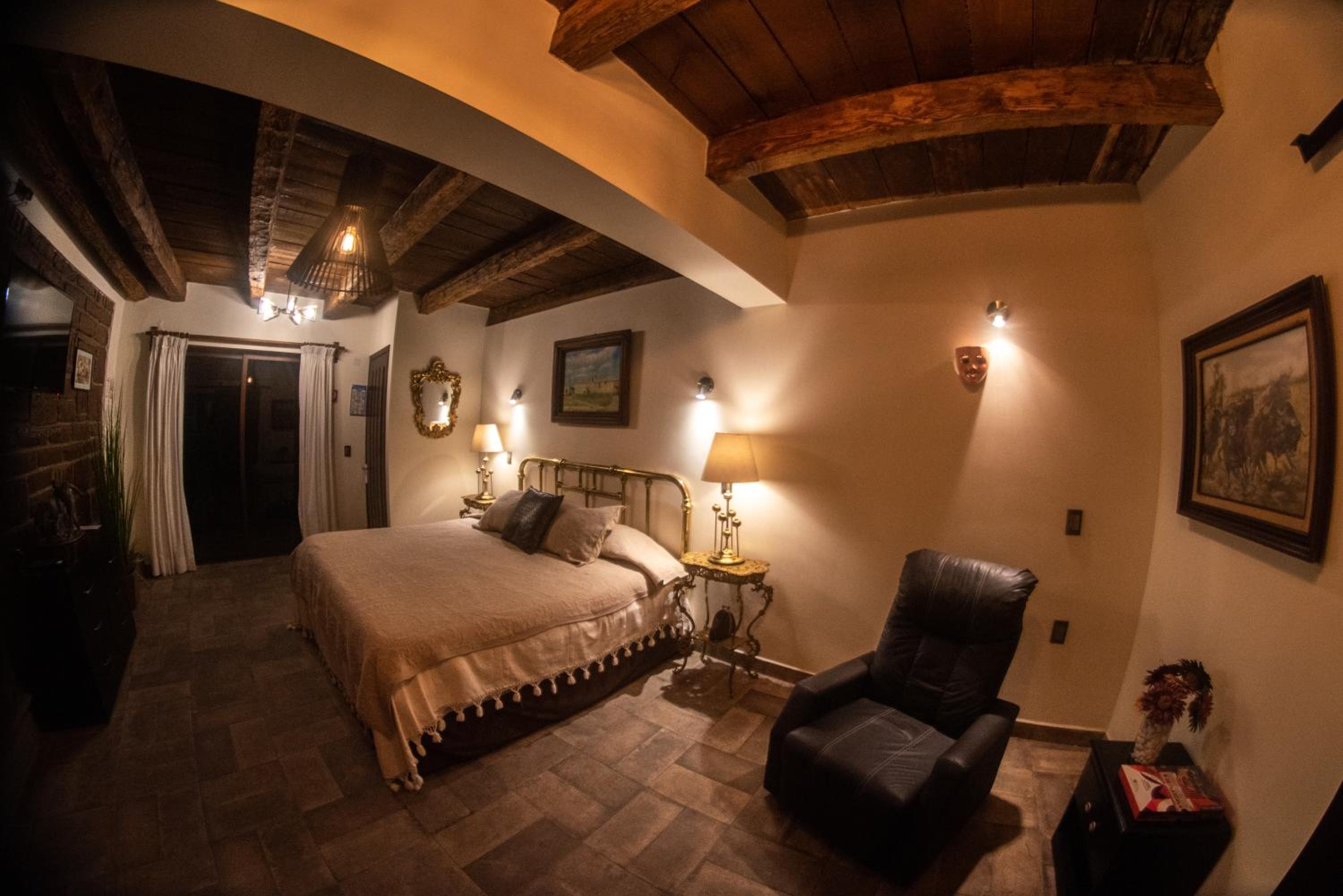 Queen Suite - Photo 1