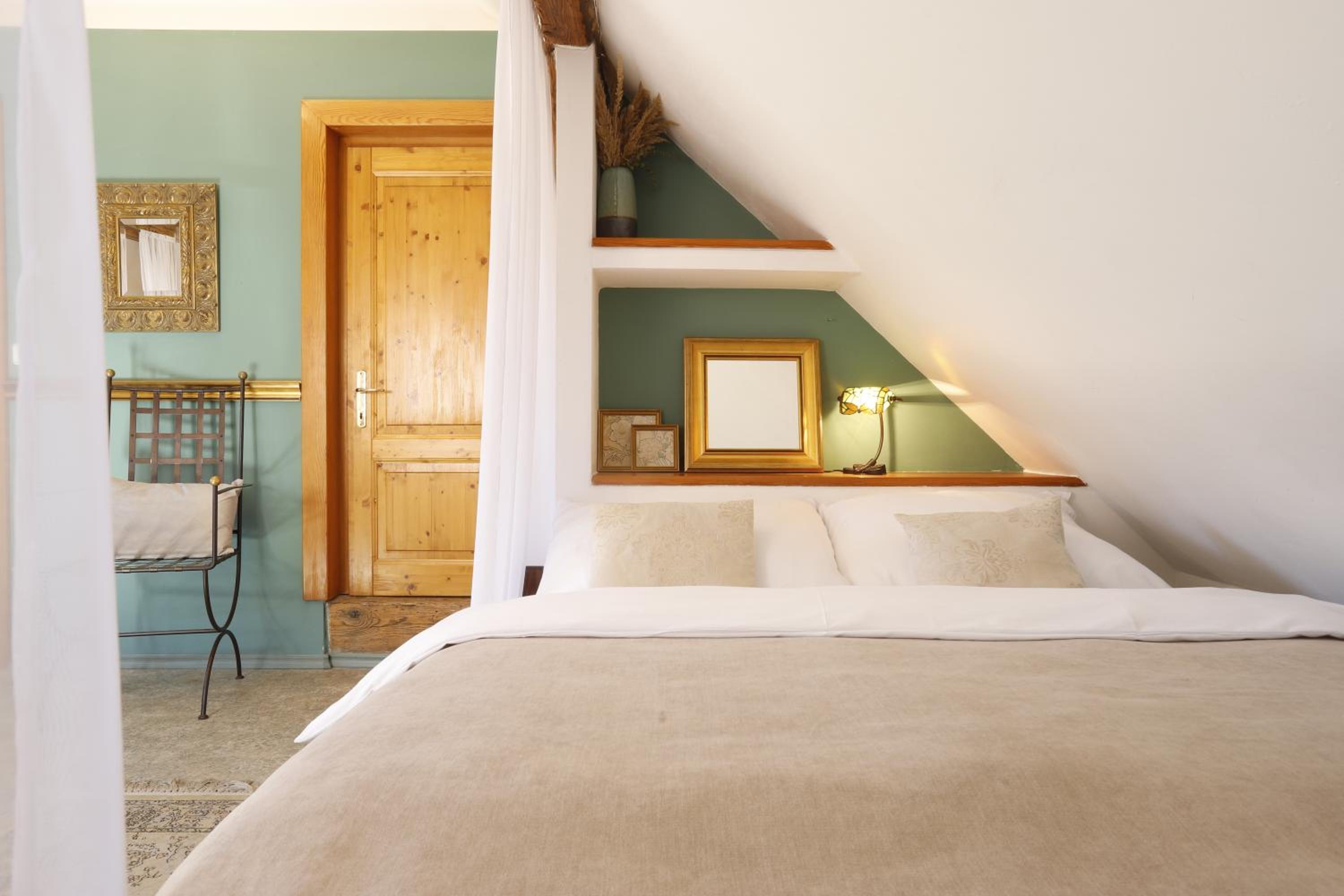 Attic Deluxe Room with King Size Bed and Bath - Photo 4