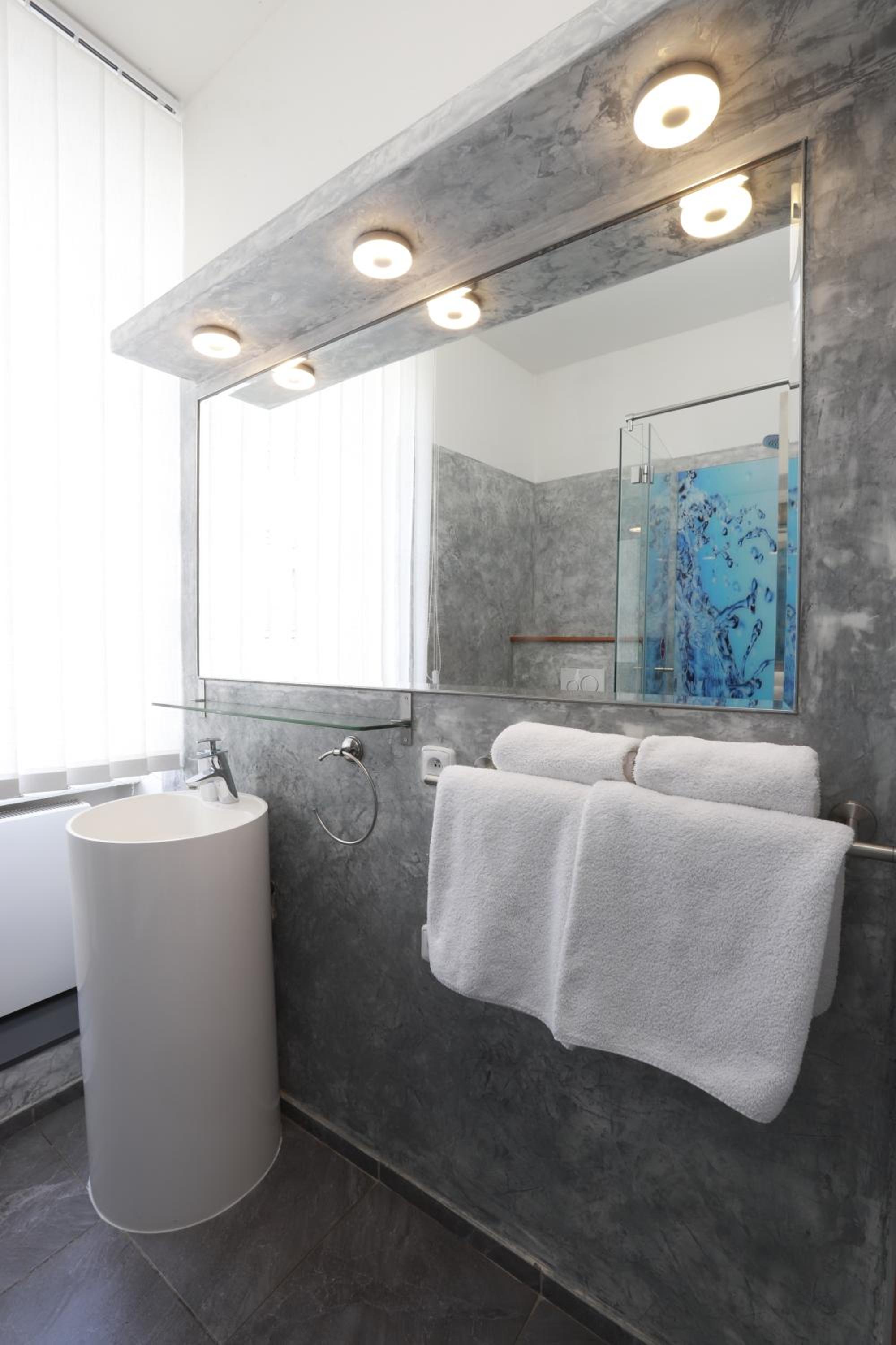 Deluxe King Suite with Castle View - Photo 8