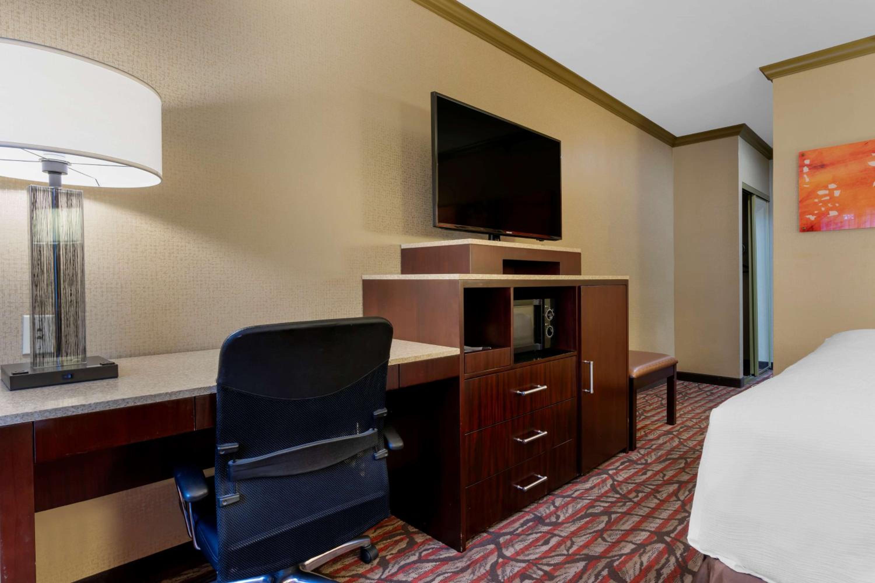 King Room with Bath Tub - Disability Access/Non-Smoking  - Photo 16