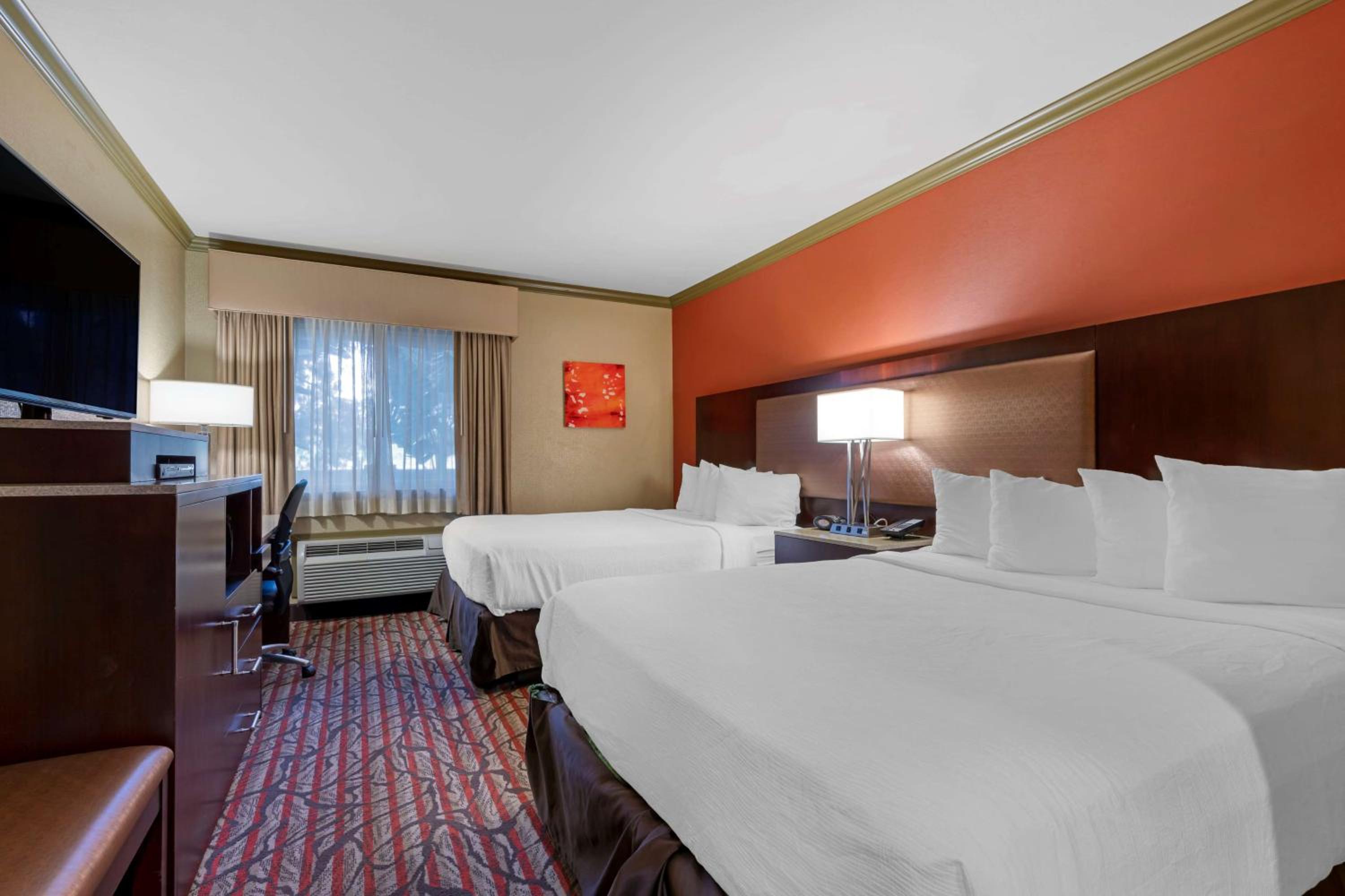 Queen Room with Two Queen Beds and Walk-In Shower - Mobility Accessible/Non-Smoking - Photo 2