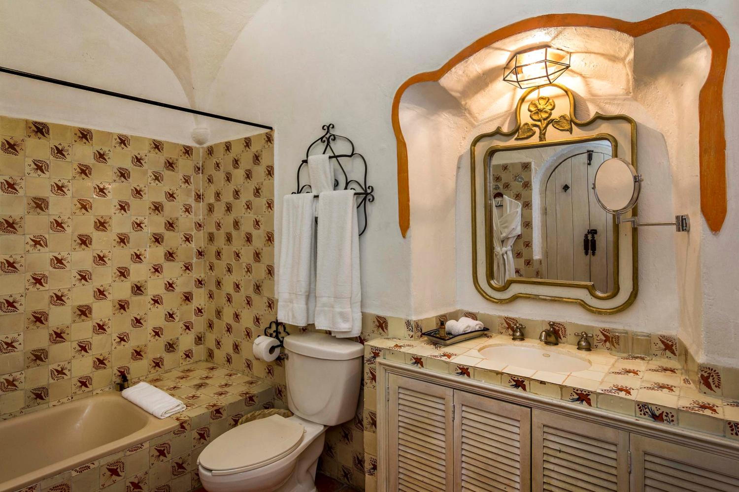 Deluxe Suite - Photo 14