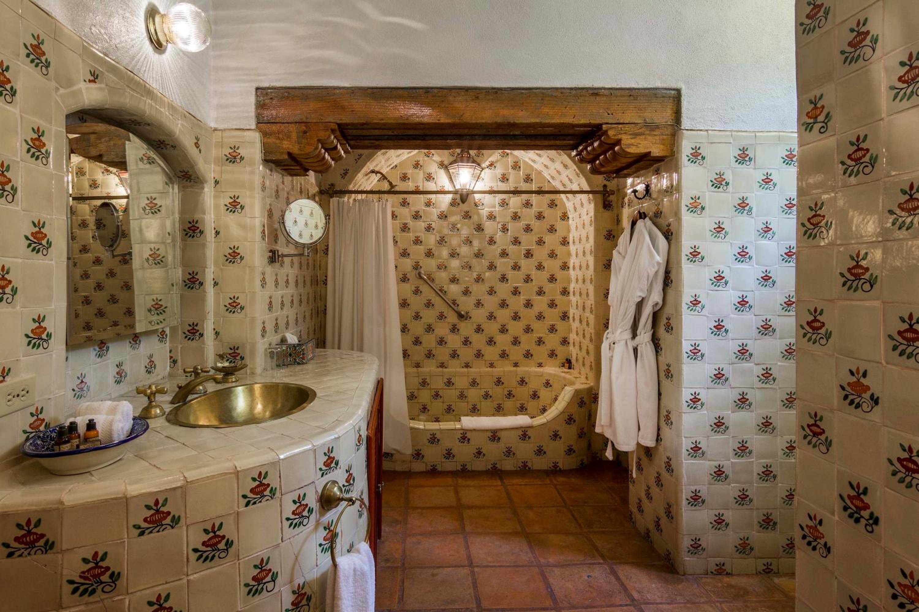 Superior King Suite - Photo 2