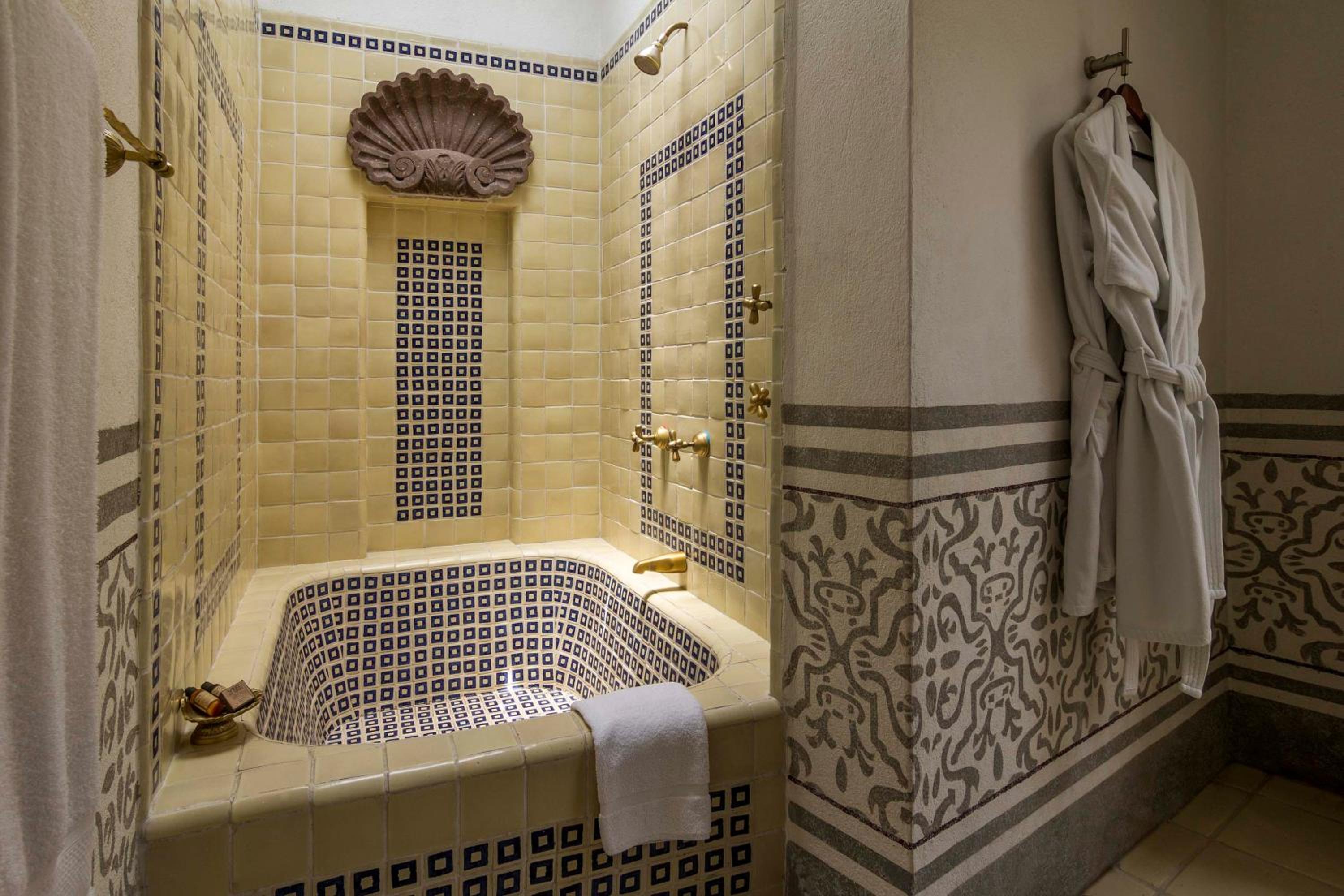 Superior King Suite - Photo 7