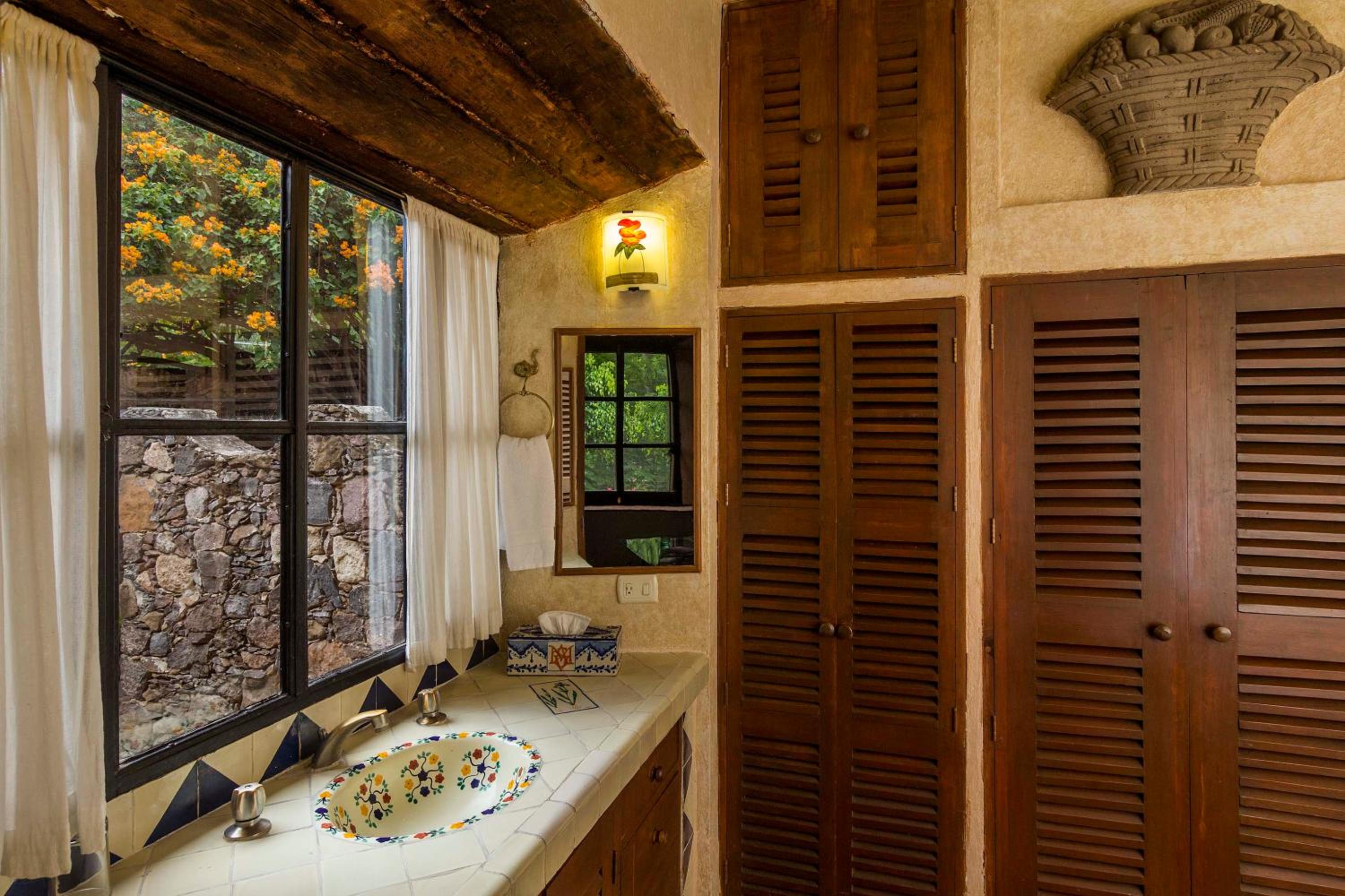 Deluxe Suite - Photo 12