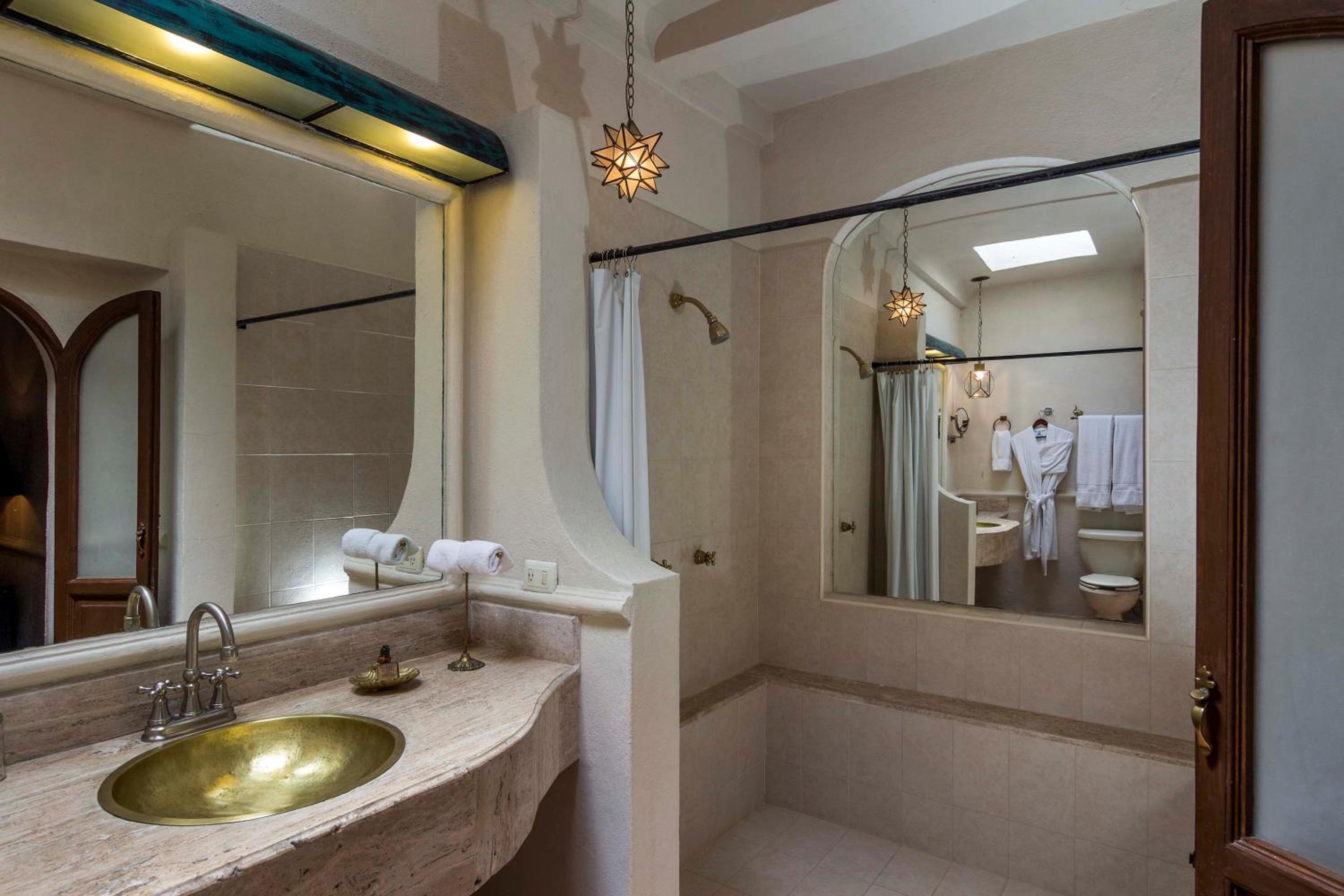 Deluxe Suite - Photo 11