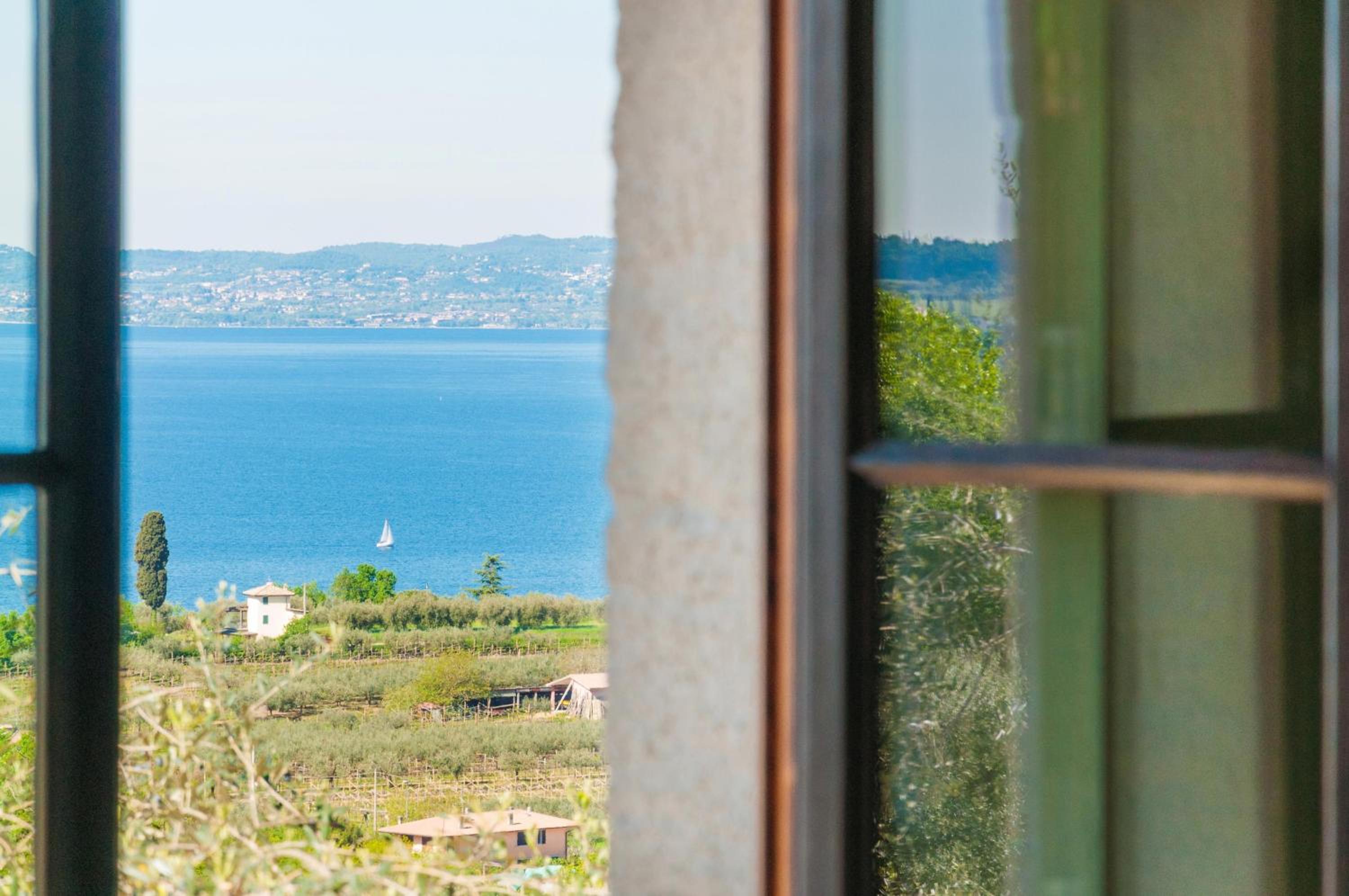 Suite with Lake View photo 3