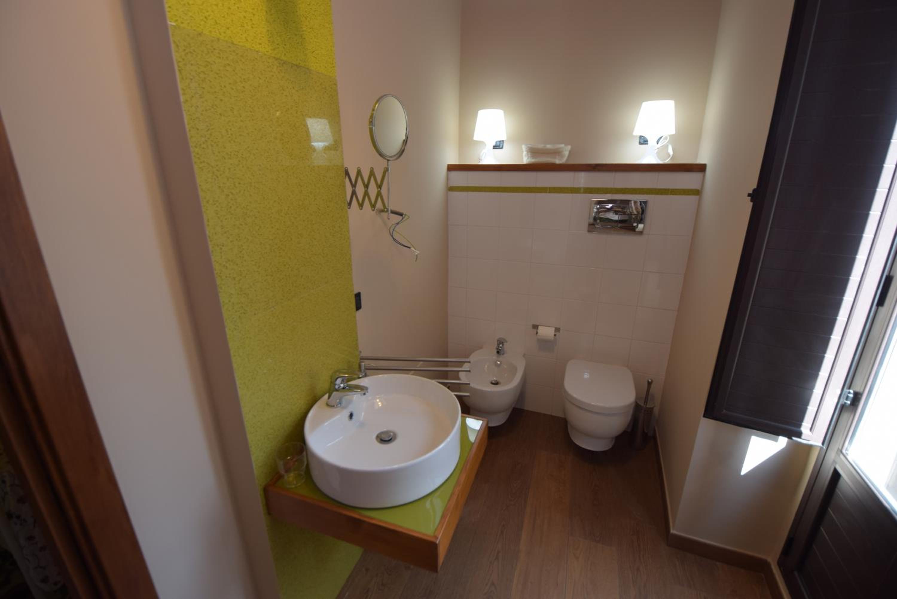 Double Room with Balcony - Photo 21