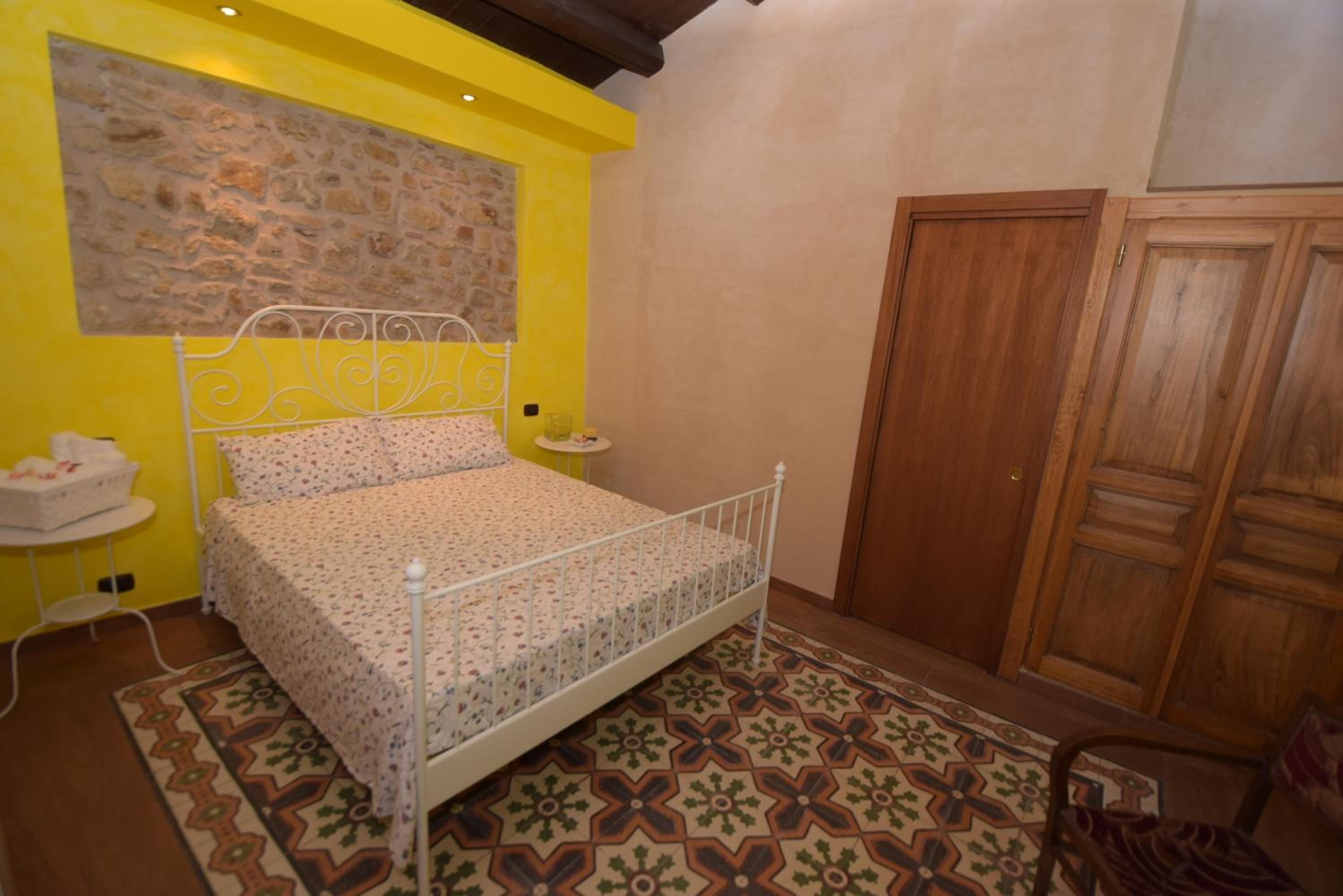 Double Room with Balcony - Photo 9