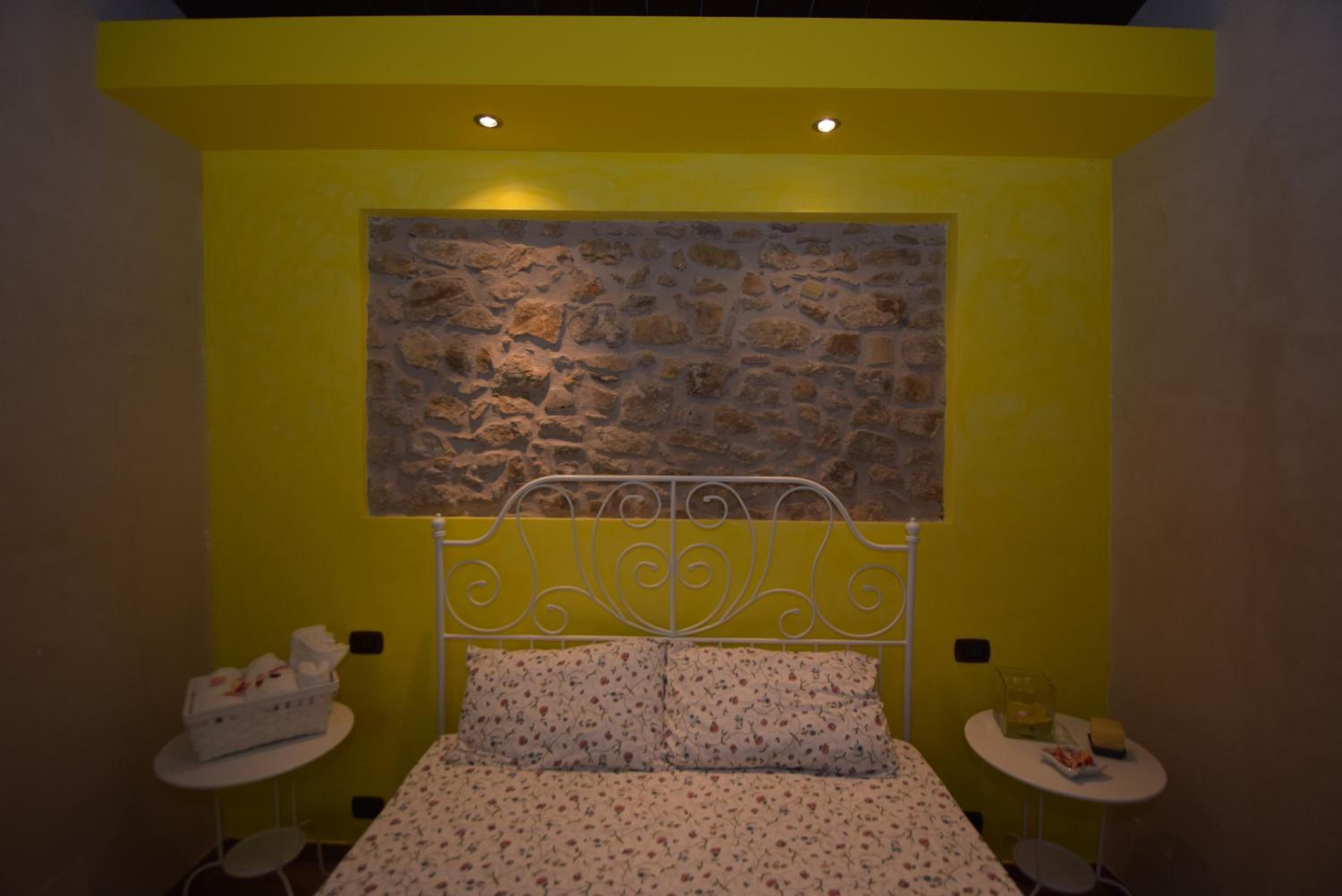 Double Room with Balcony - Photo 1