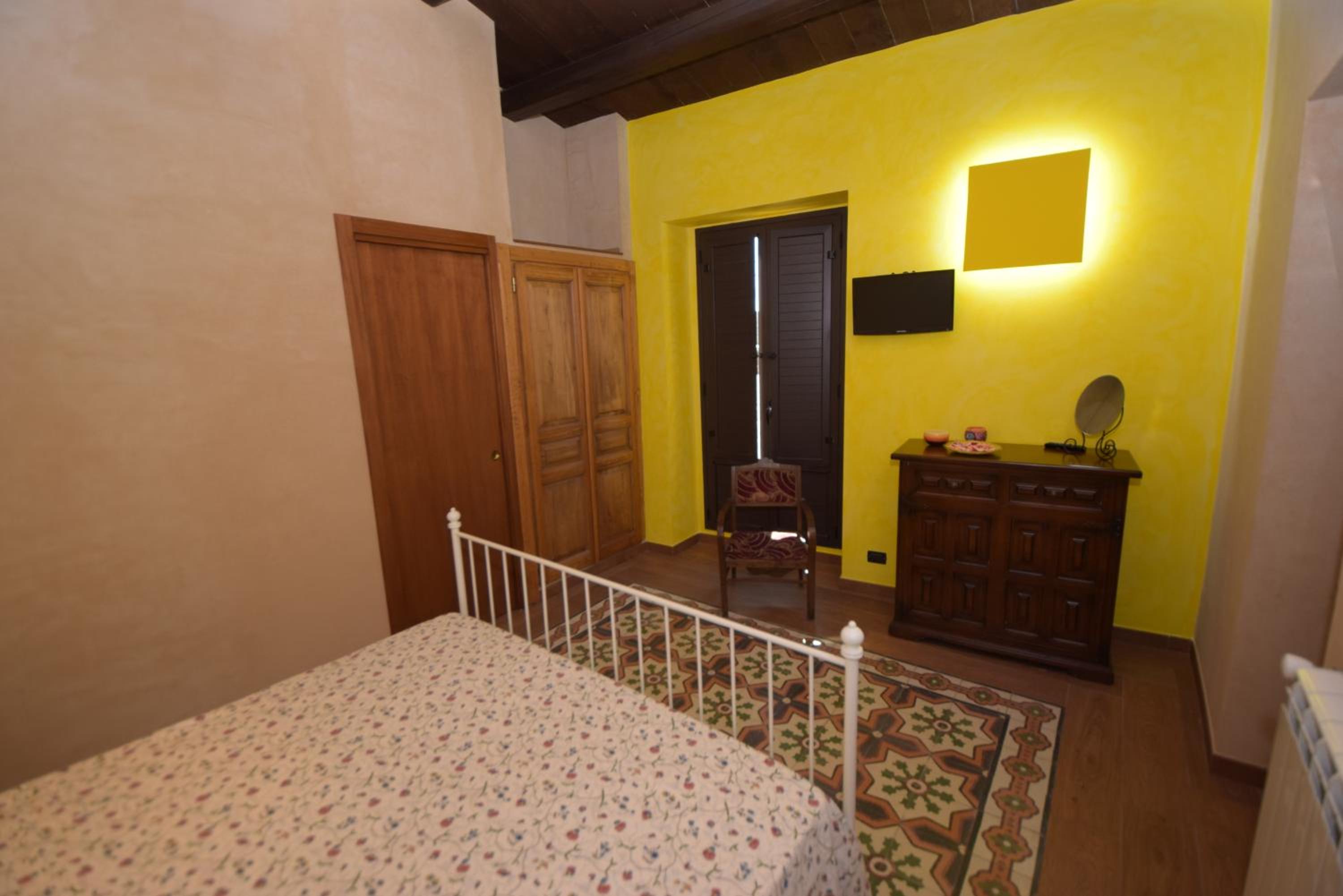Double Room with Balcony - Photo 5