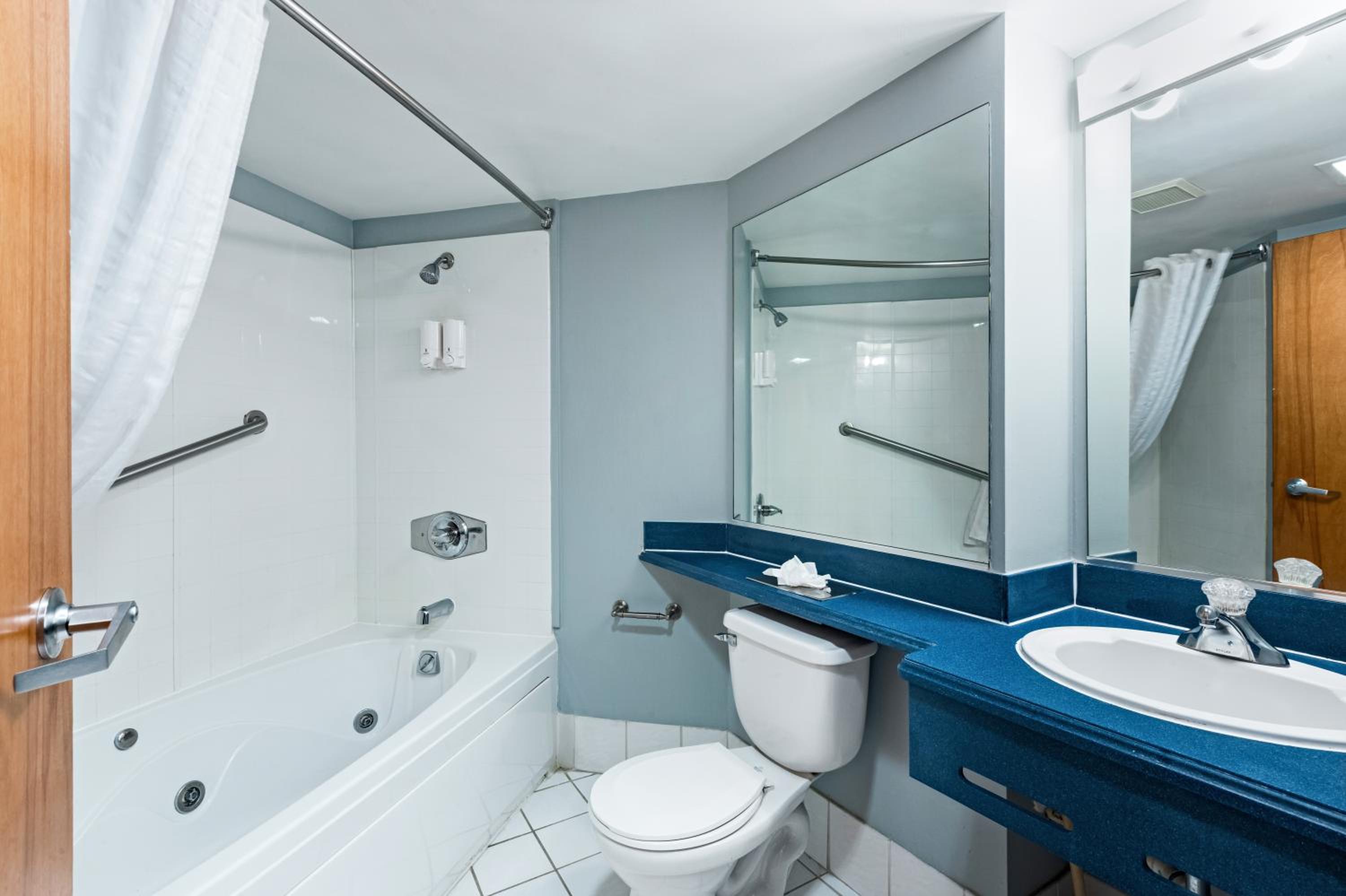Suite with Balcony - Photo 13