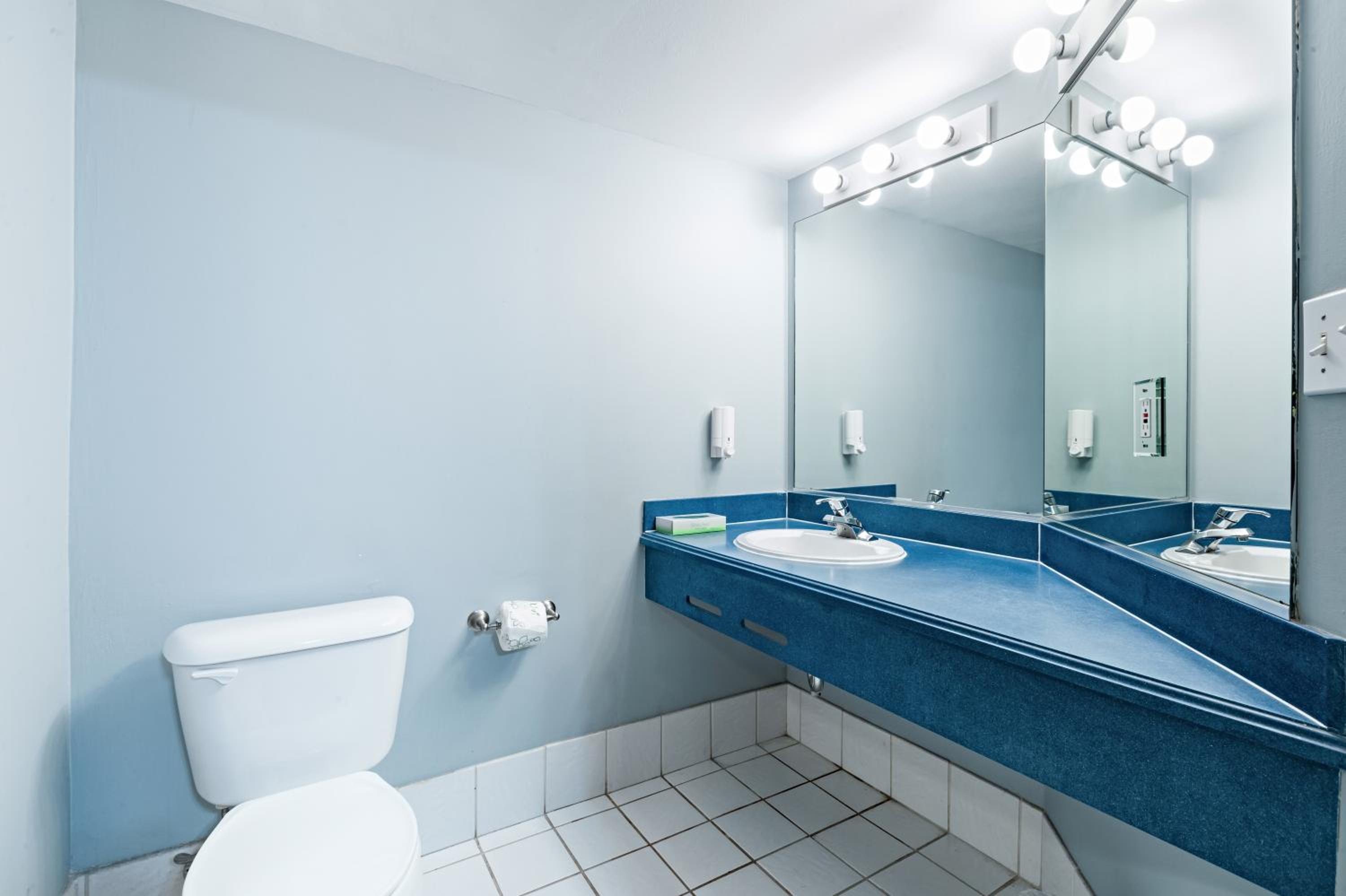 Suite with Balcony - Photo 12