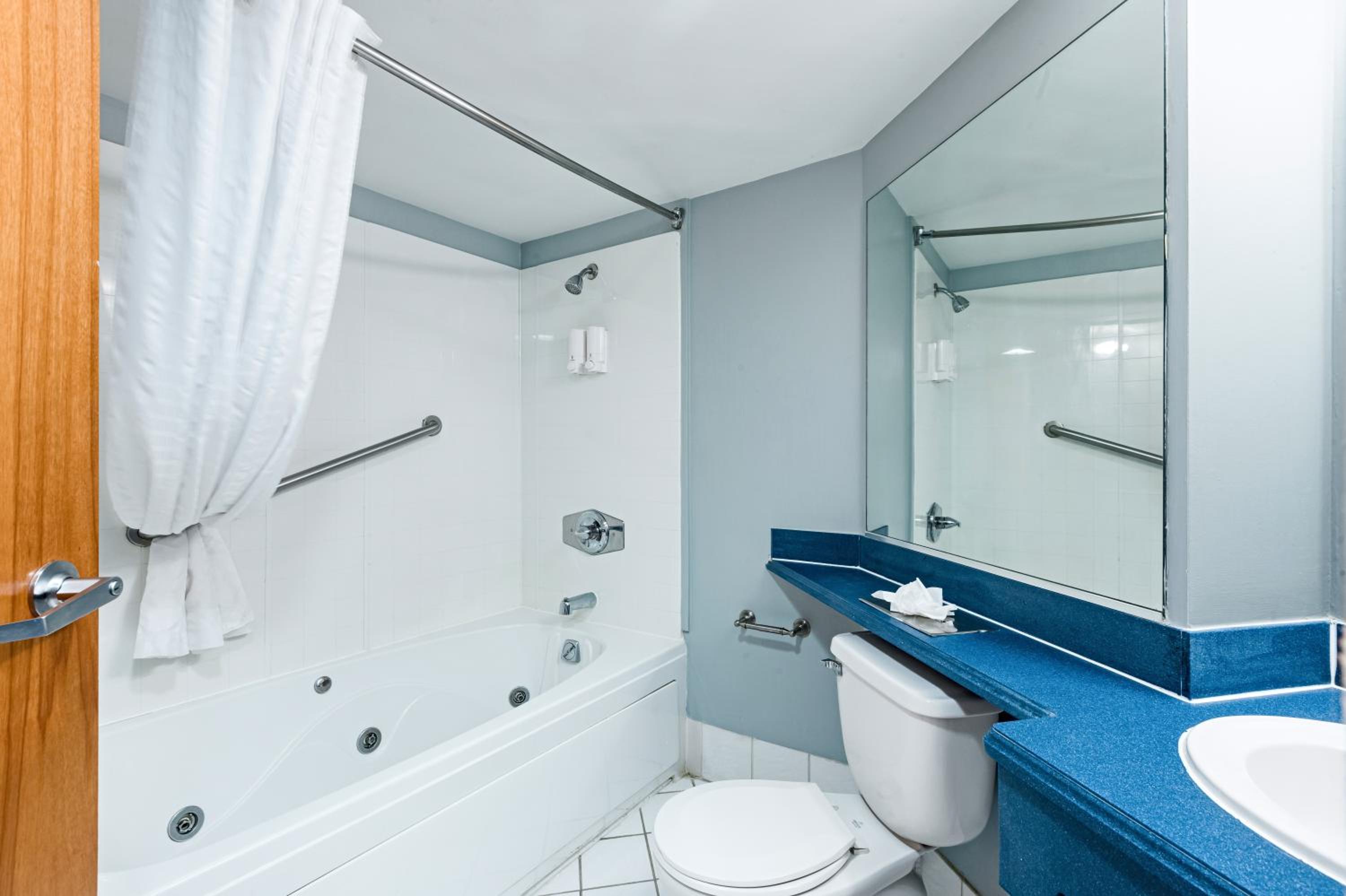 Suite with Balcony - Photo 11