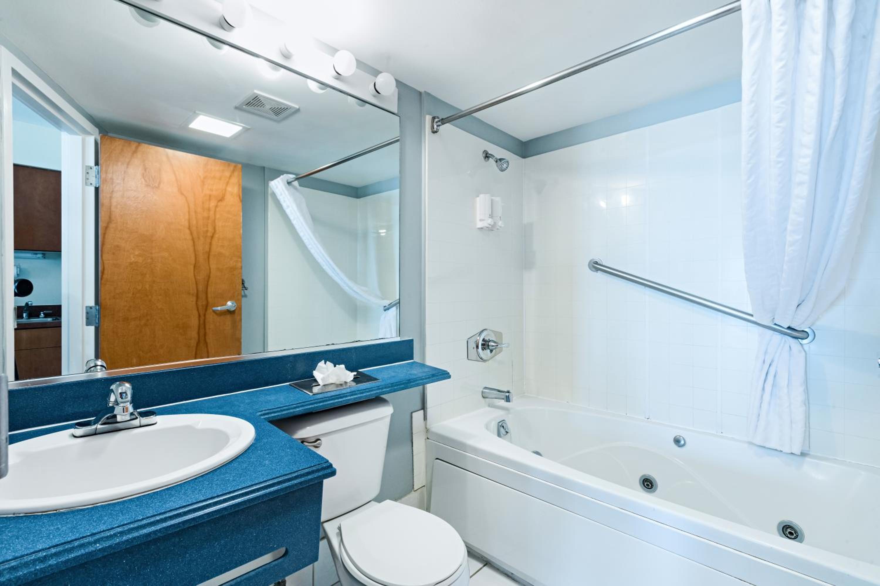 Suite with Balcony - Photo 16