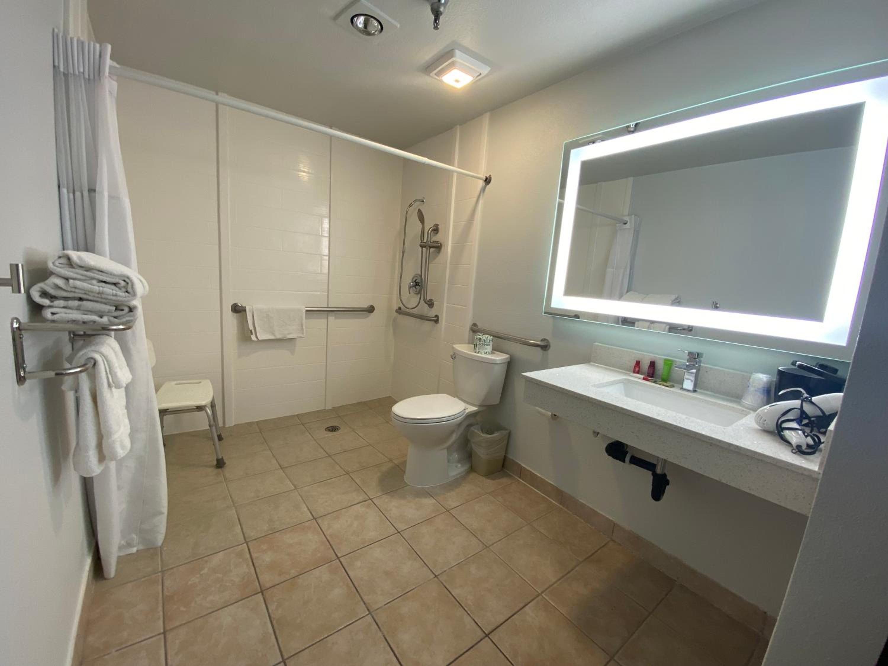 Queen Room with Two Queen Beds and Roll-In Shower - Disability Access/Non-Smoking - Photo 4