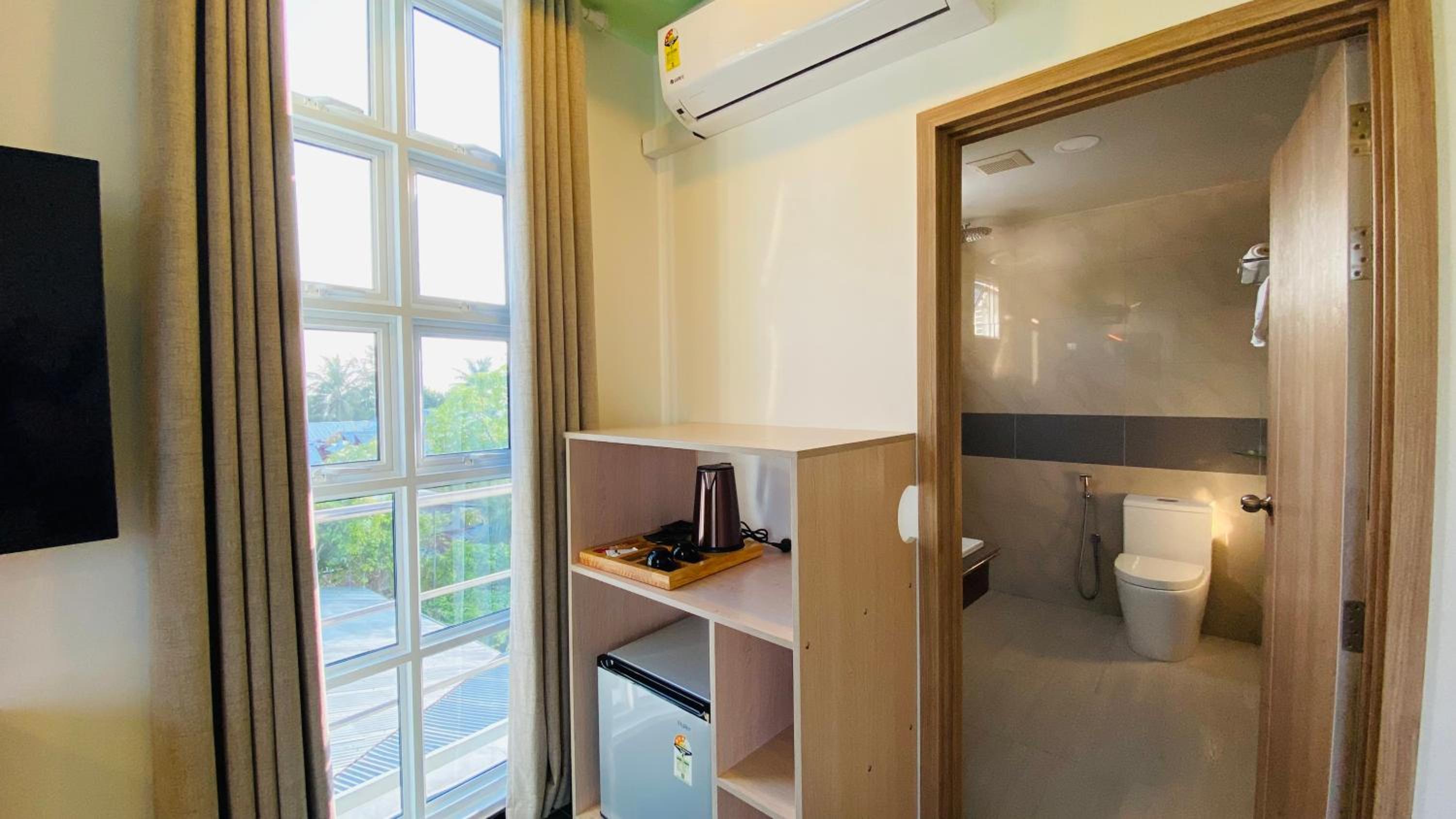Deluxe Double or Twin Room with City View - Photo 9