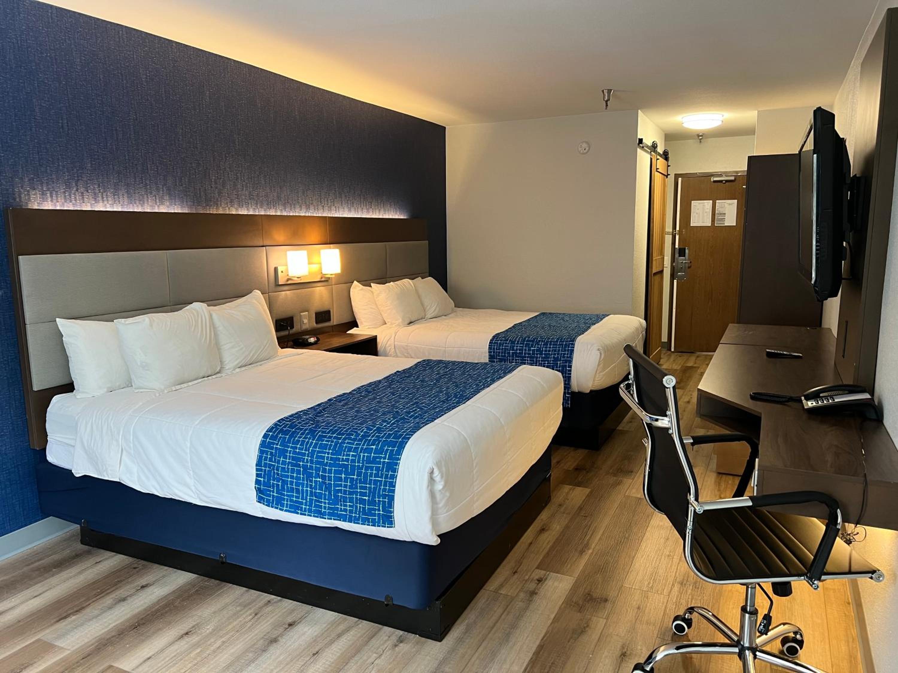 Queen Room with Two Queen Beds and Balcony - Non-Smoking - Photo 1