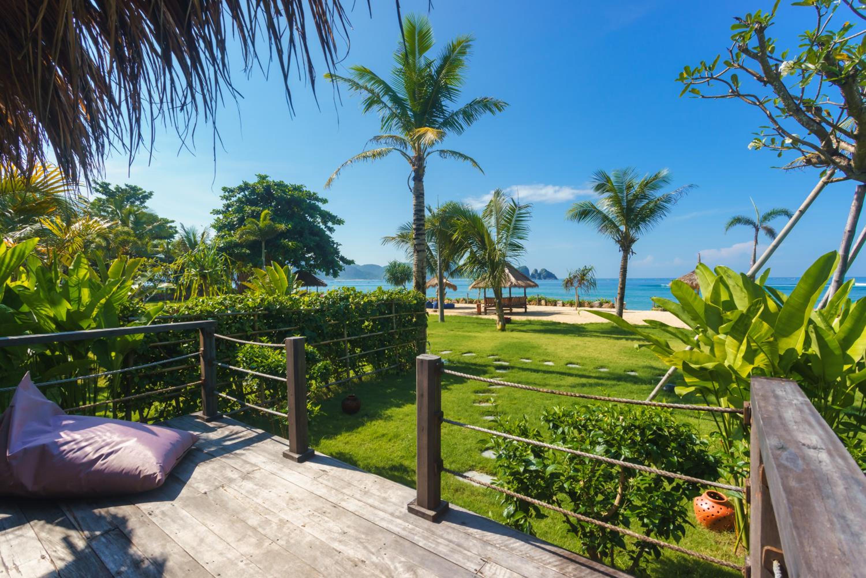 Deluxe Beachfront Bungalow - Photo 13