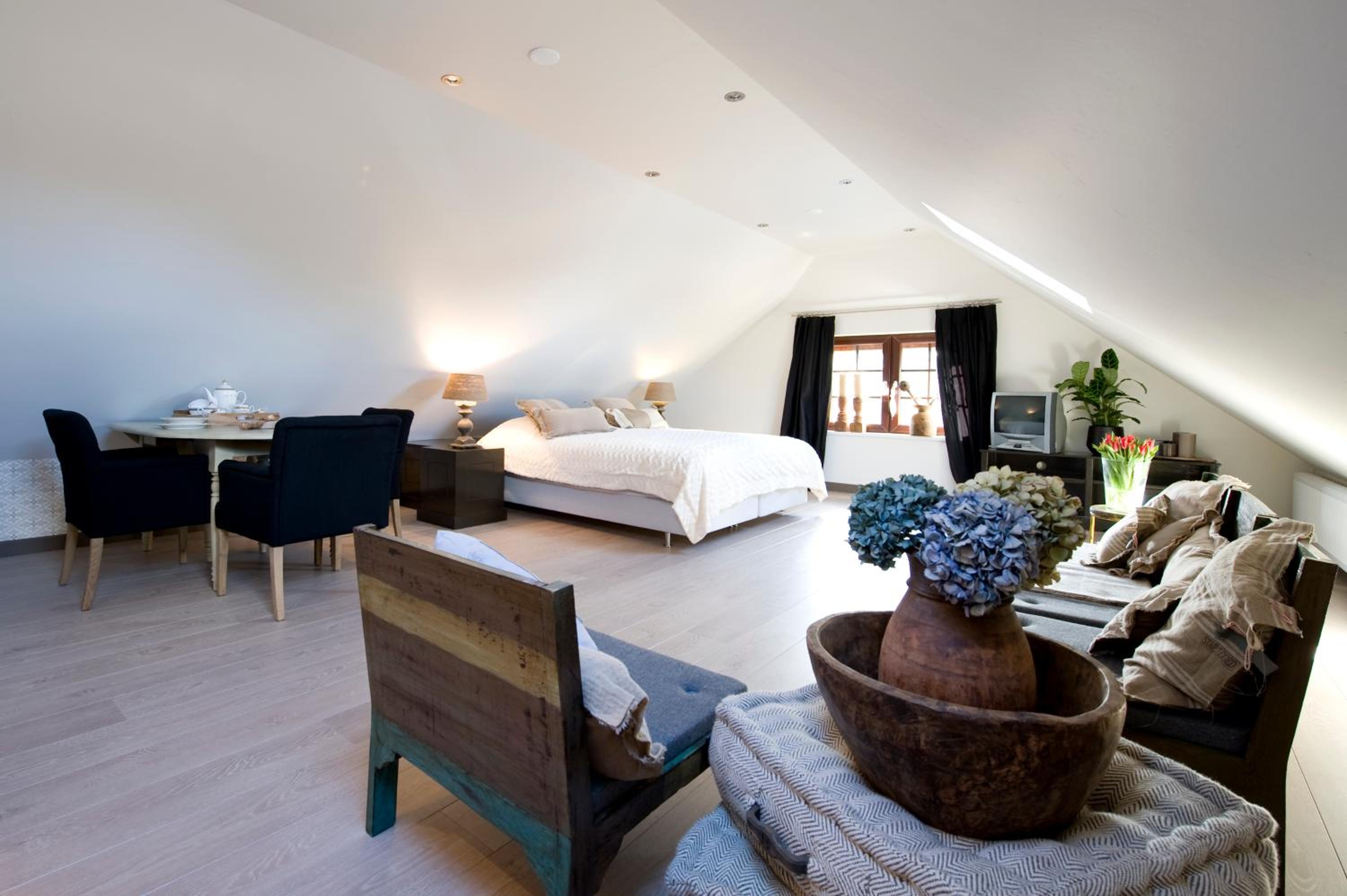 Deluxe King Suite photo 1