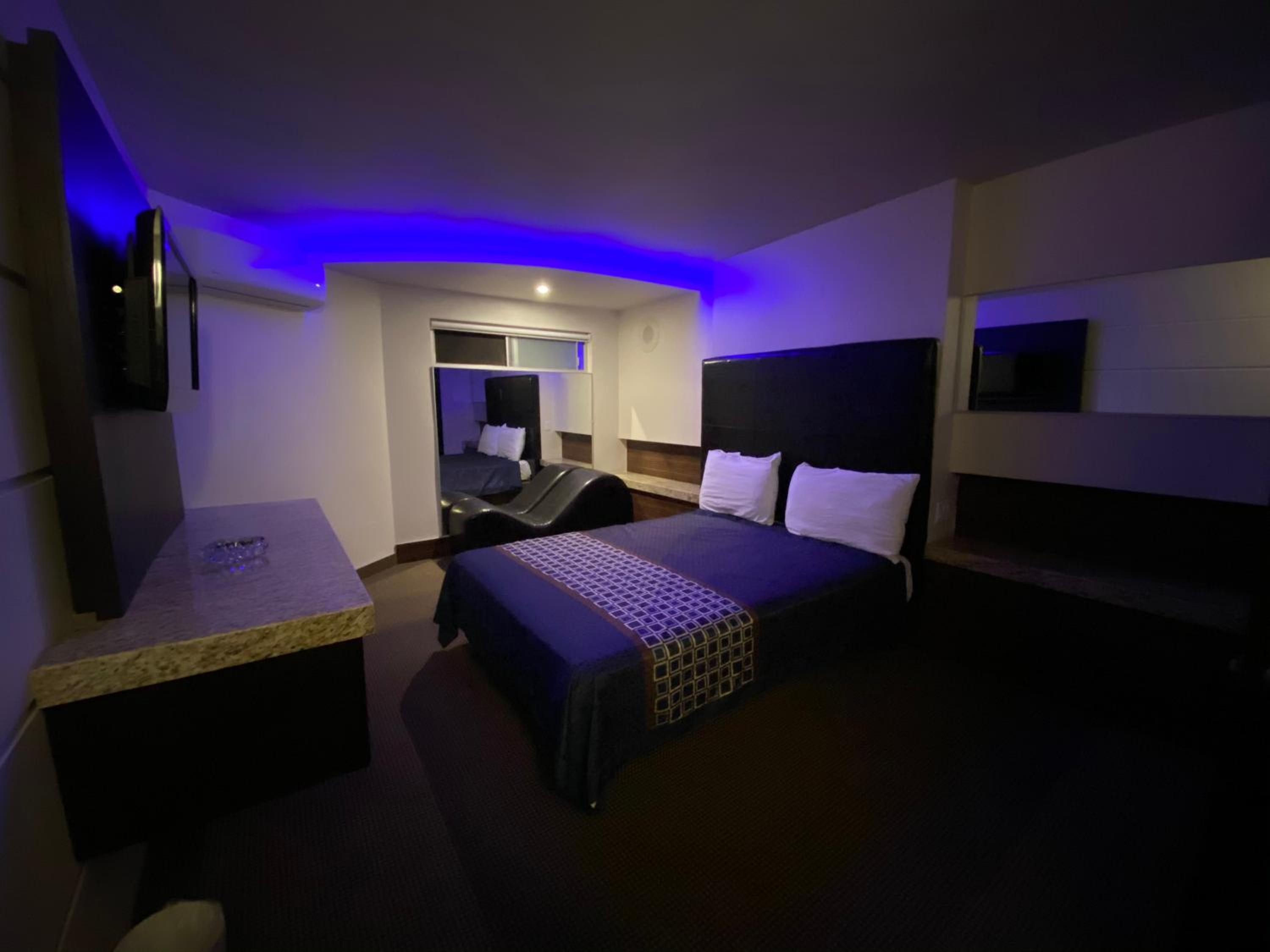 Deluxe Queen Room - Photo 14