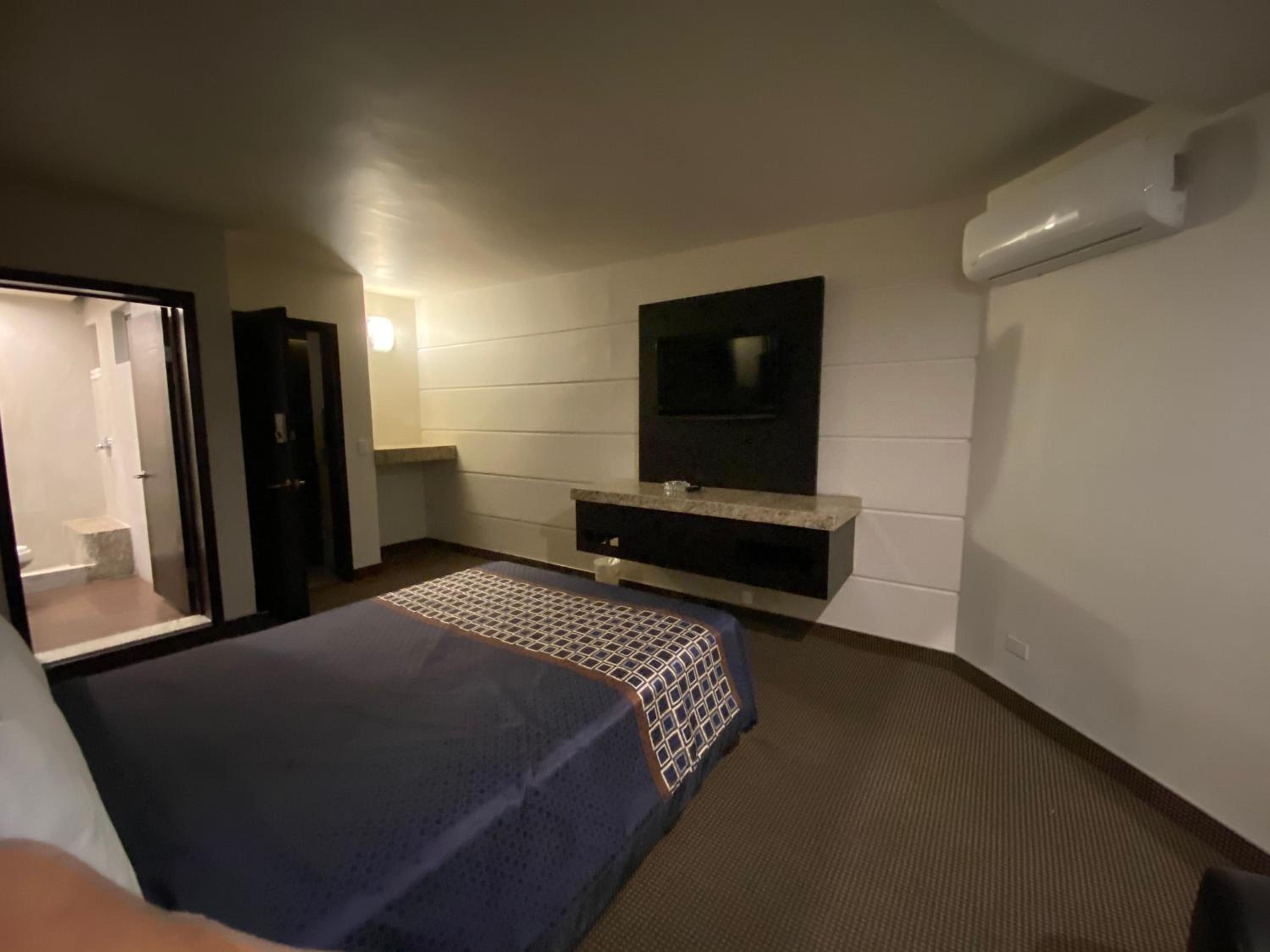 Deluxe Queen Room - Photo 15