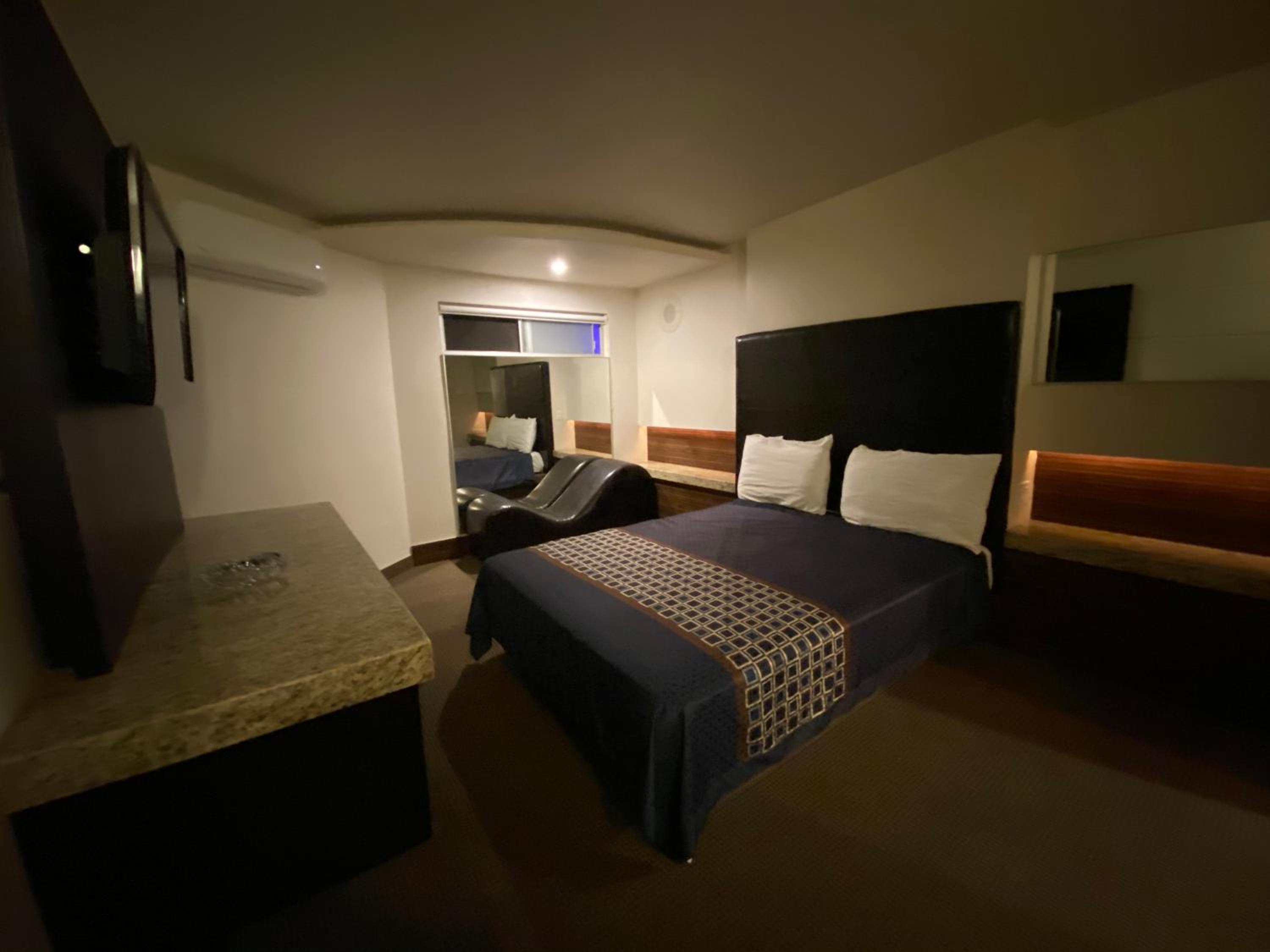 Deluxe Queen Room - Photo 11