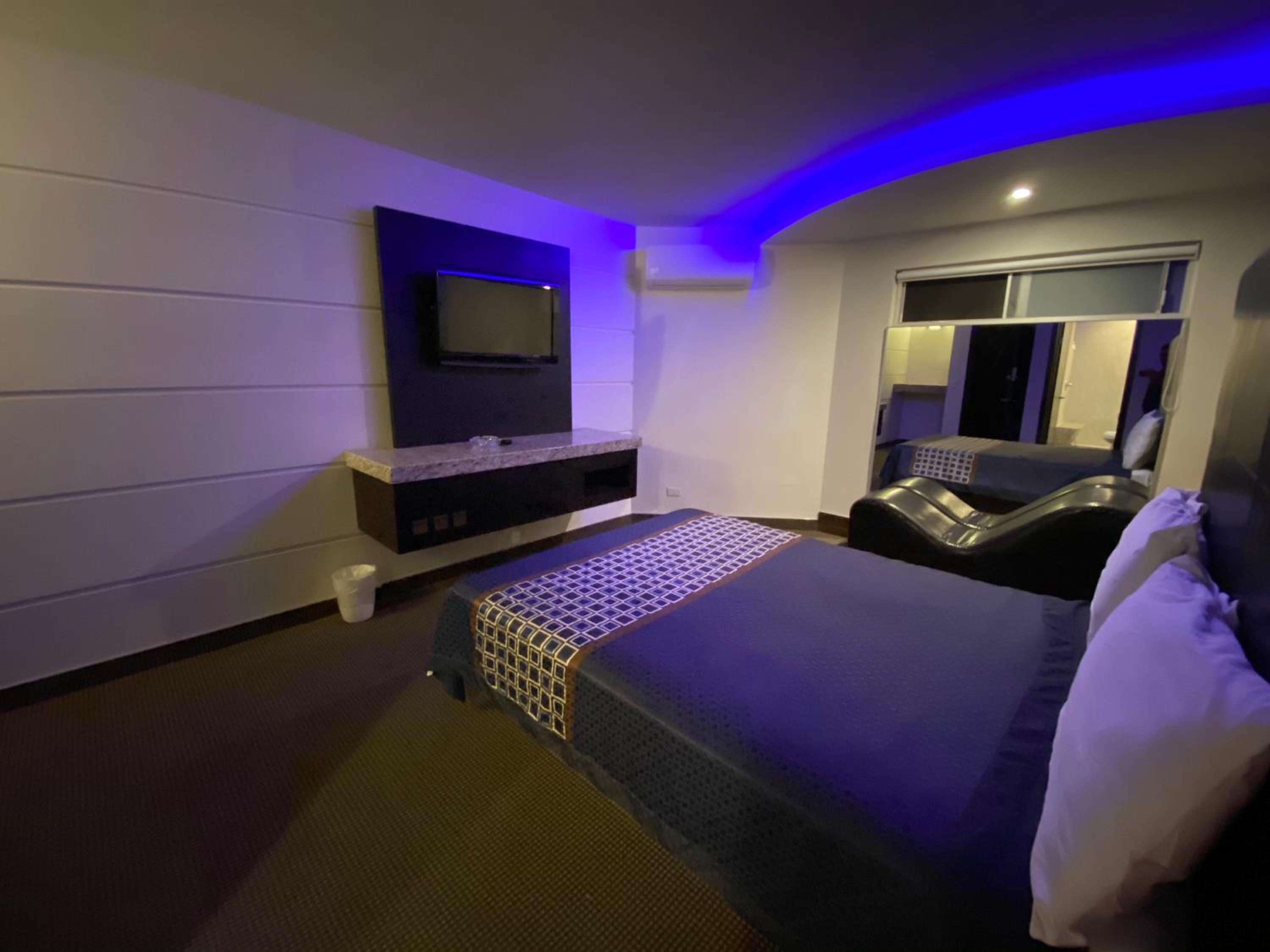 Deluxe Queen Room - Photo 13
